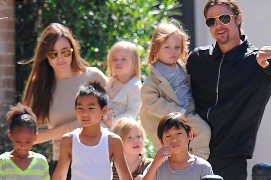 Angelina Jolie, Brad Pitt y sus seis hijos. /Bang Showbiz