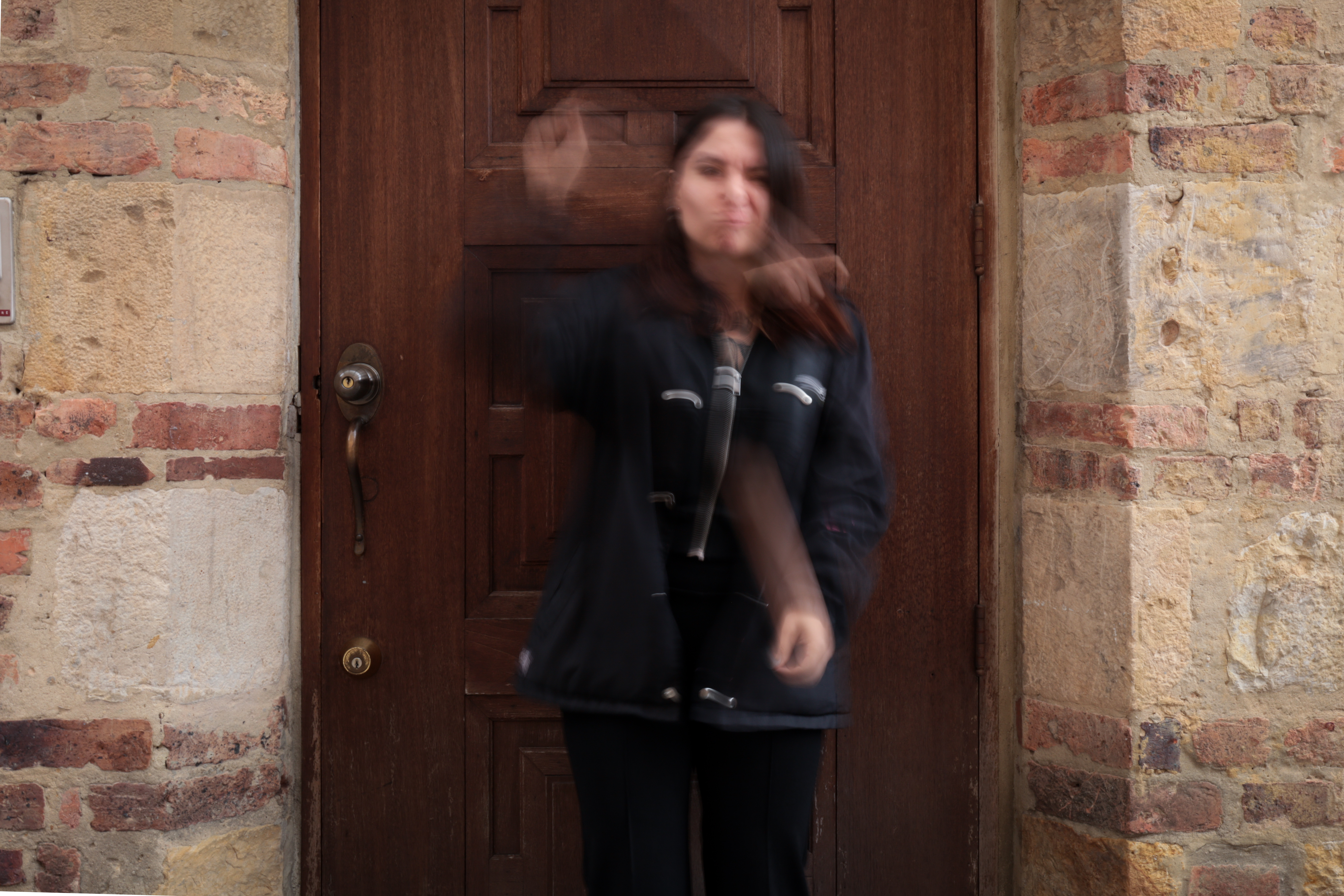Manuela quiere enseñar las señas de la LSC, pues considera que es esencial que las personas oyentes las comprendan y se familiaricen con esta forma de comunicación.