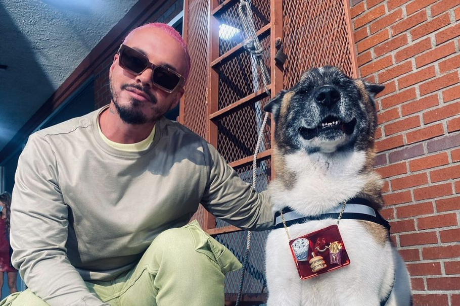 Murió Enzo, el perrito de J Balvin que lo acompañó más de 10 años: “mi parcero”