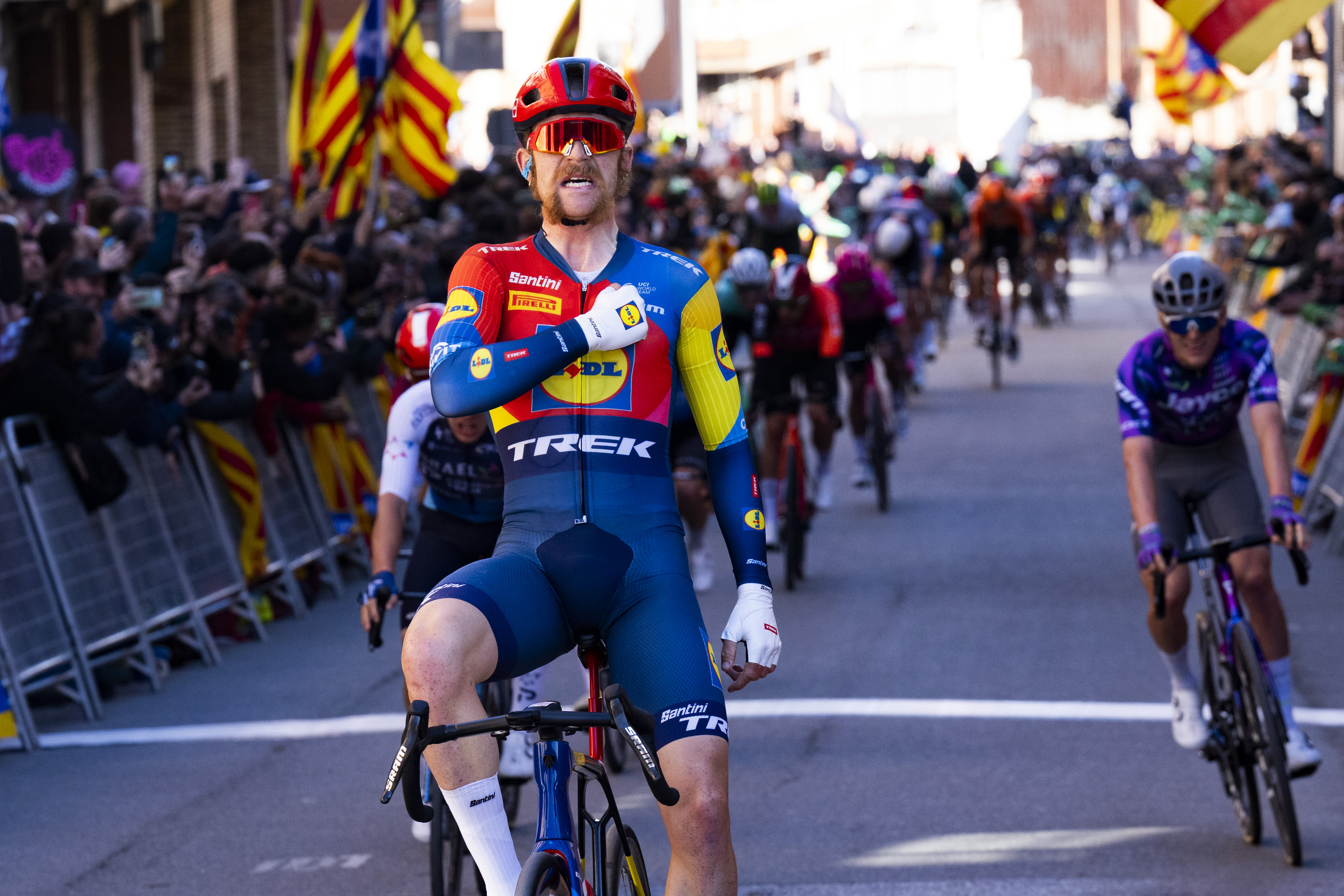 El viento impidió duelo Ayuso-Roglic y la Vuelta a Cataluña se decidirá el domingo
