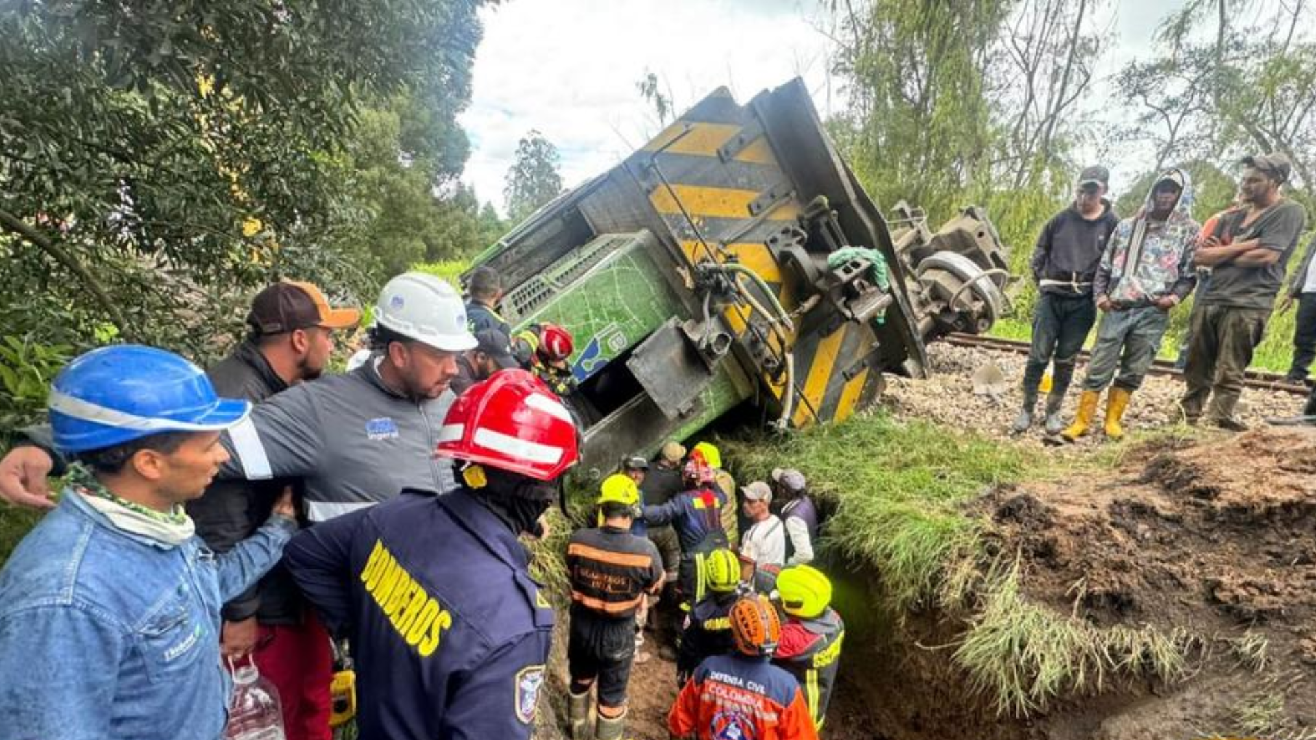 Rescatan con vida a pasajeros de locomotora volcada en la vía Tunja – Paipa