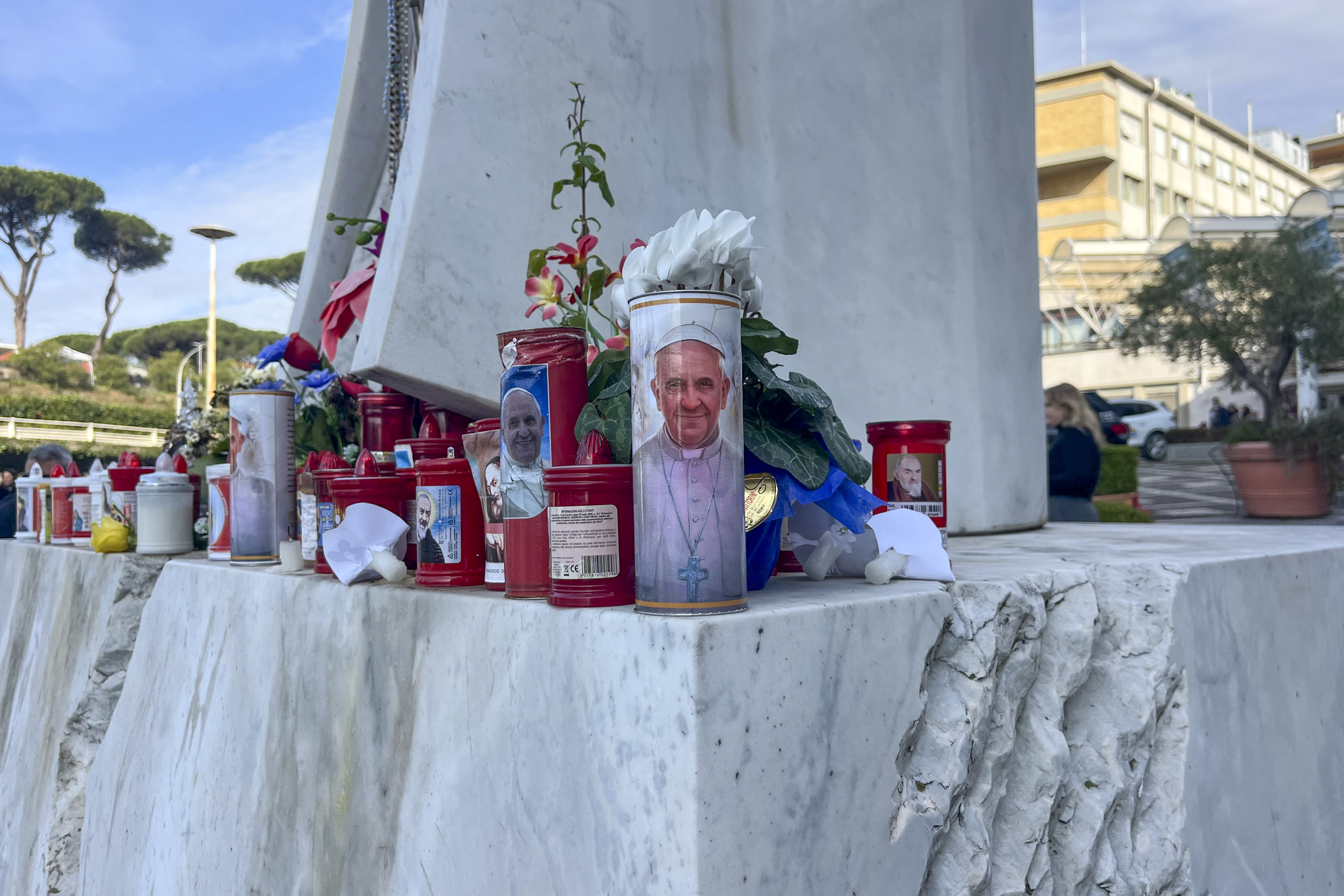 Ligera mejoría en la salud del papa tras siete días hospitalizado