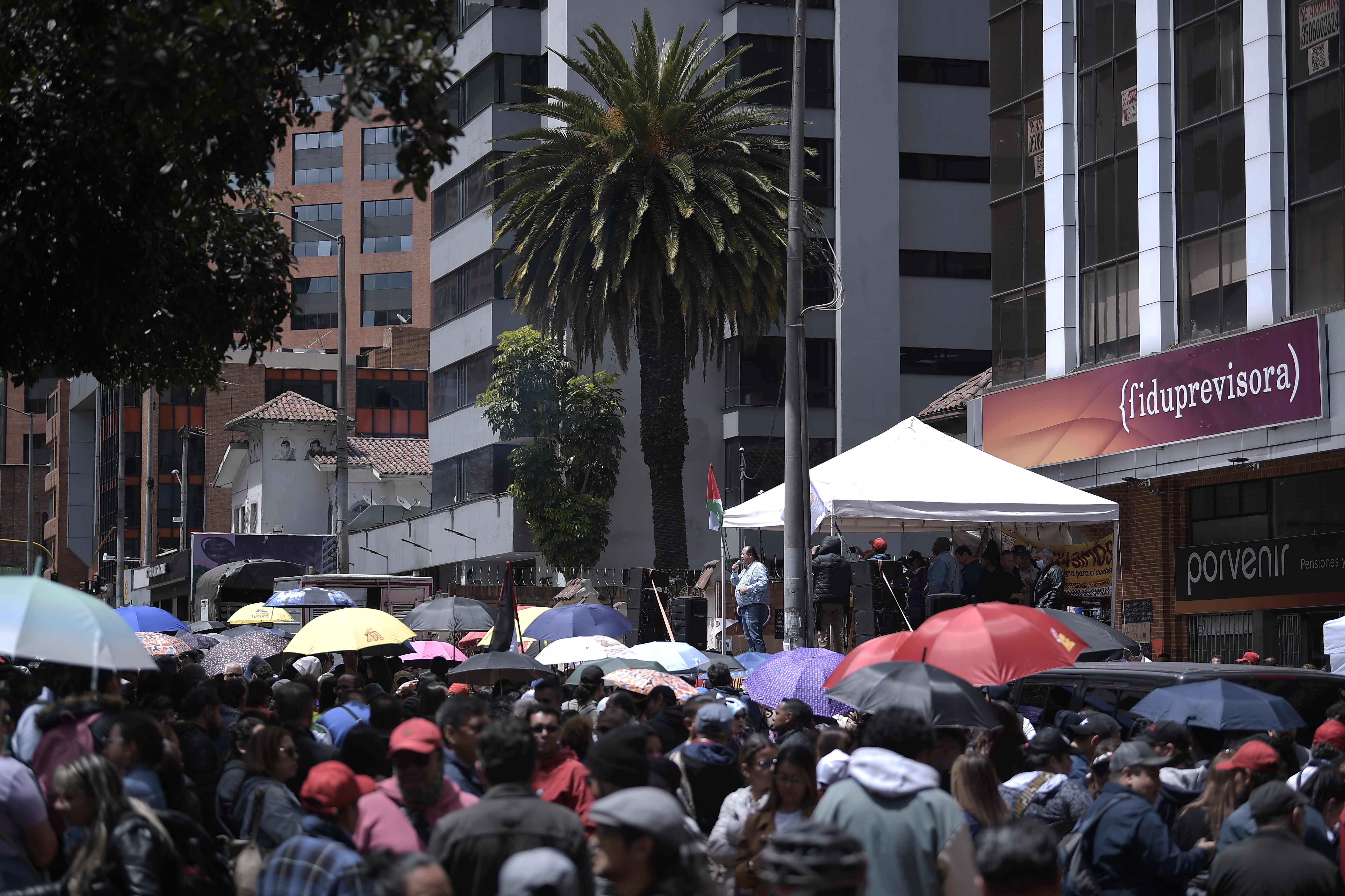 Cerca de 700 maestros protestaron a las afueras de la Fiduprevisora por las falencias que persisten en su régimen especial de salud.