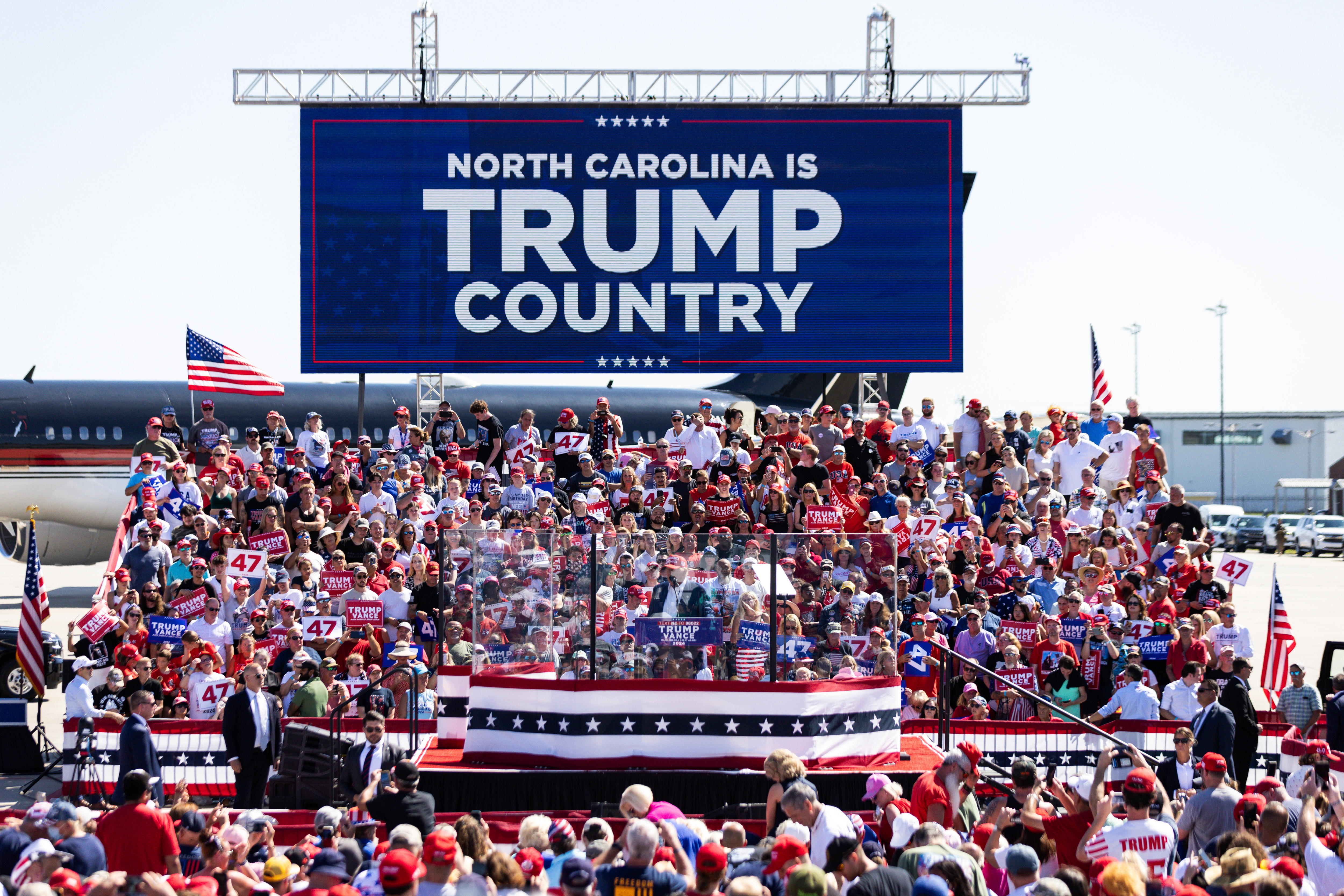 Wilmington (United States), 21/09/2024.- Former US president and Republican presidential nominee Donald Trump participates in a campaign rally at the Wilmington International Airport in Wilmington, North Carolina, USA, 21 September 2024. EFE/EPA/HUNTER D. CONE