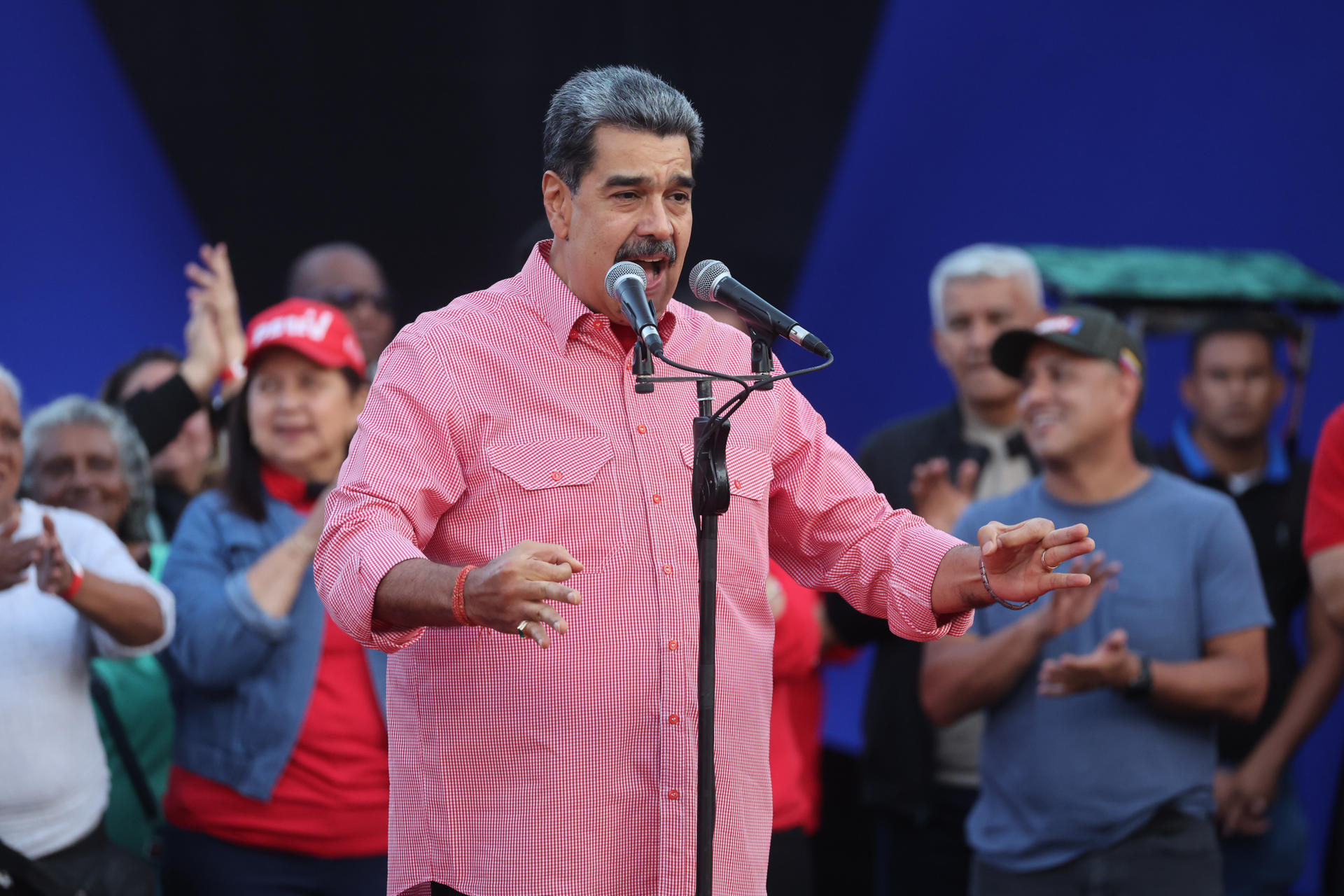 AME9428. CARACAS (VENEZUELA), 15/11/2025.- El presidente de Venezuela, Nicolás Maduro, habla durante un evento este sábado, en Caracas (Venezuela). Maduro cantó la emblemática canción 'Imagine' del músico británico John Lennon durante un acto en medio de las crecientes tensiones con Estados Unidos, a cuyo Gobierno acusó de pretender "bombardear e invadir" el país suramericano. EFE/ Miguel Gutierrez