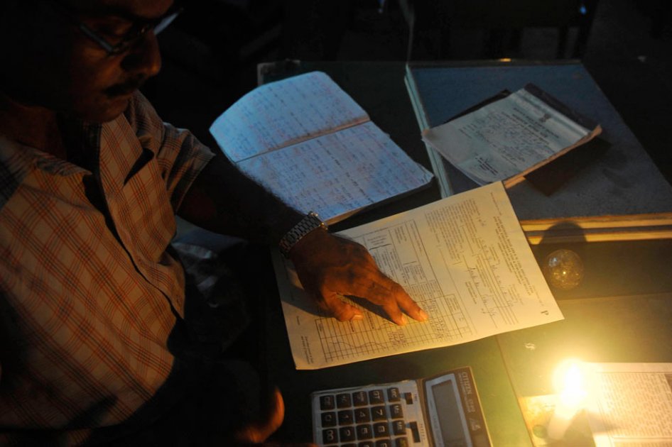 Tras apagón masivo, India recupera el servicio eléctrico