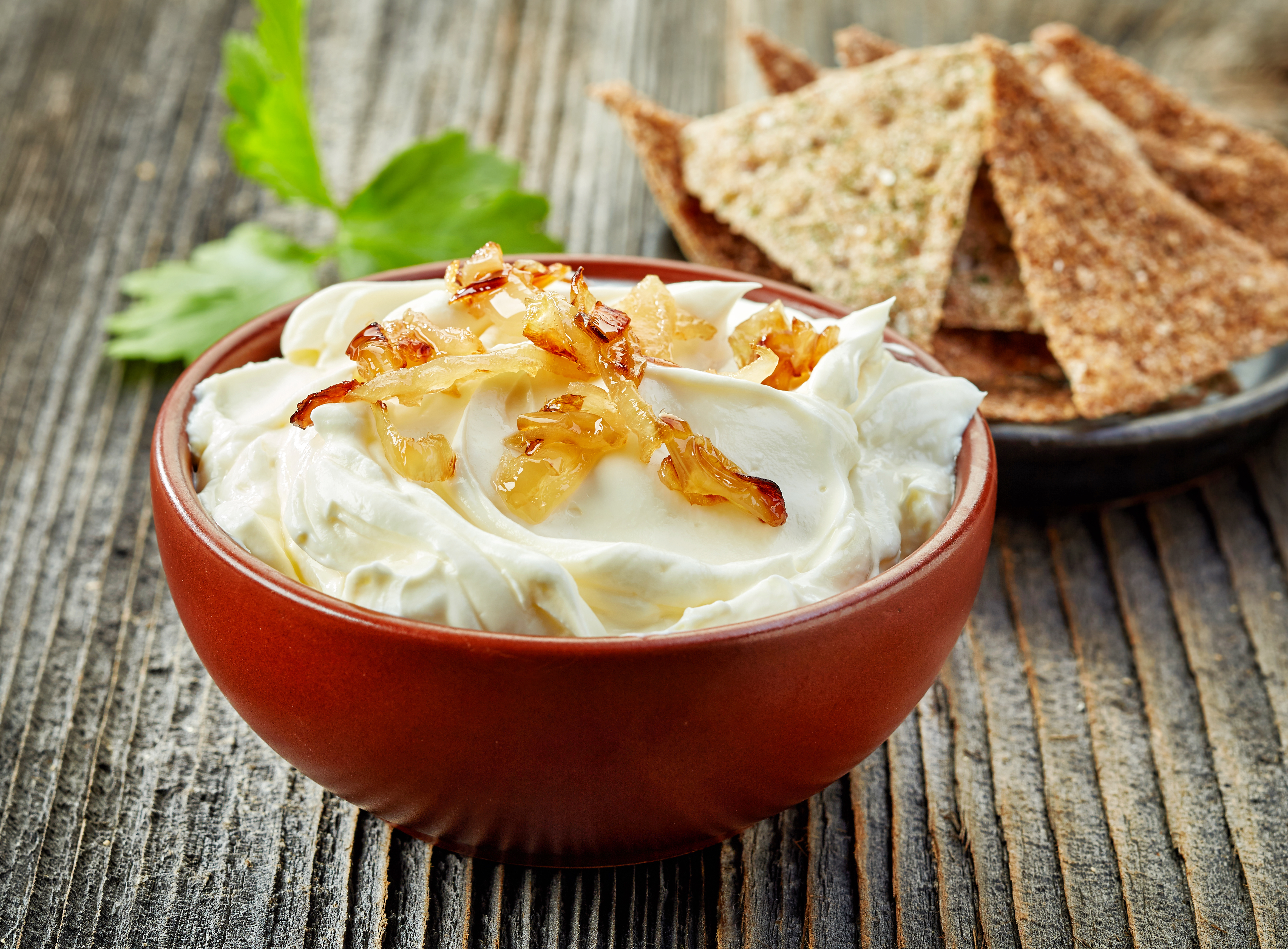 Dip de cebolla caramelizada con tocineta