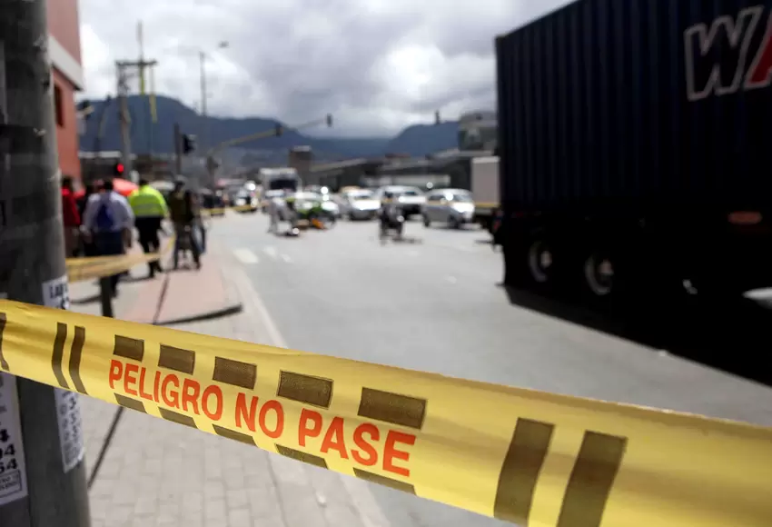 Hallan el cuerpo de un hombre sin vida en puente peatonal de la calle 26