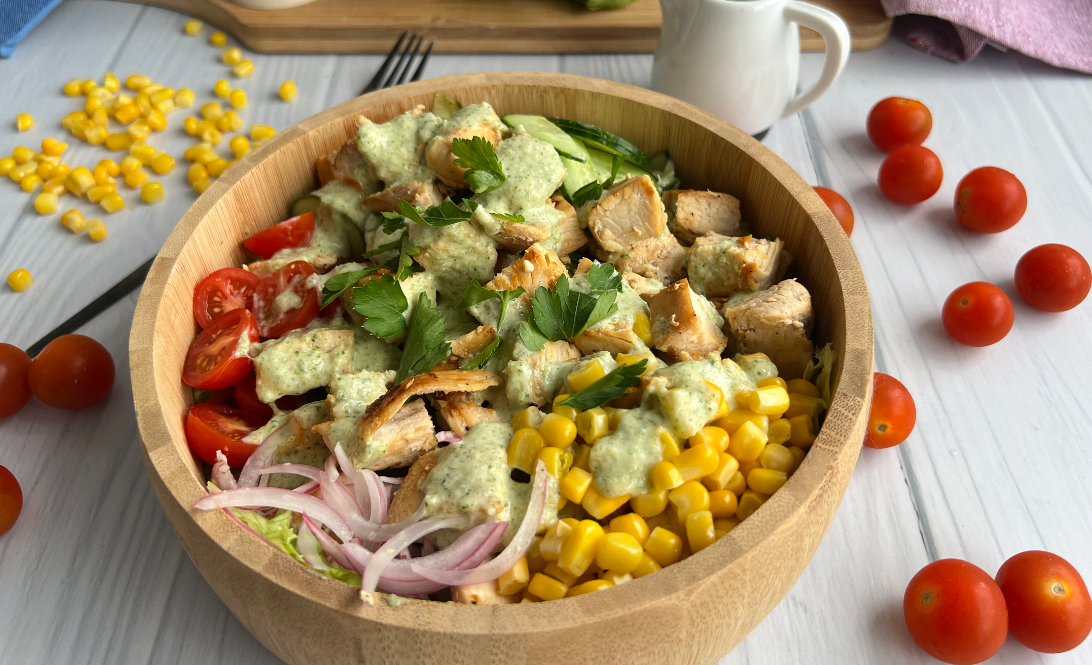 Ensalada de pollo con salsa “ranch” ligera: receta fácil en casa