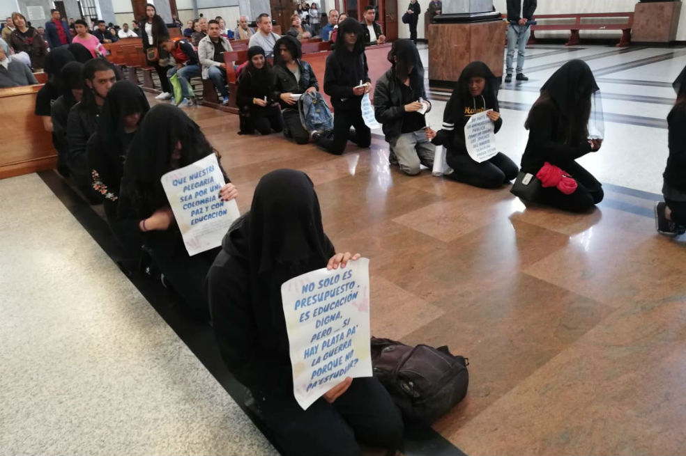 Estudiantes hicieron plegaria por la educación en la iglesia del 20 de julio