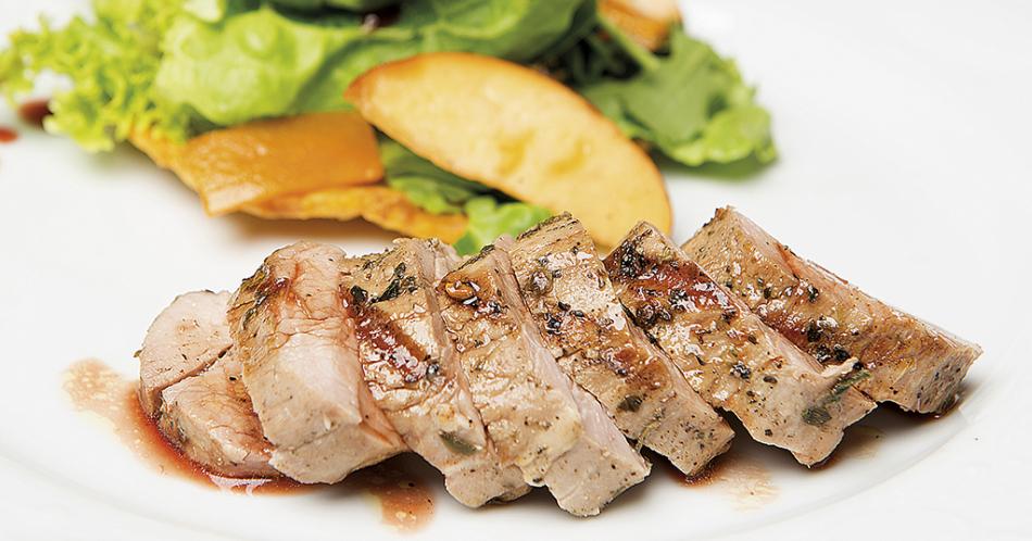Ensalada de cerdo con auyama y vinagreta de maracuyá con panela