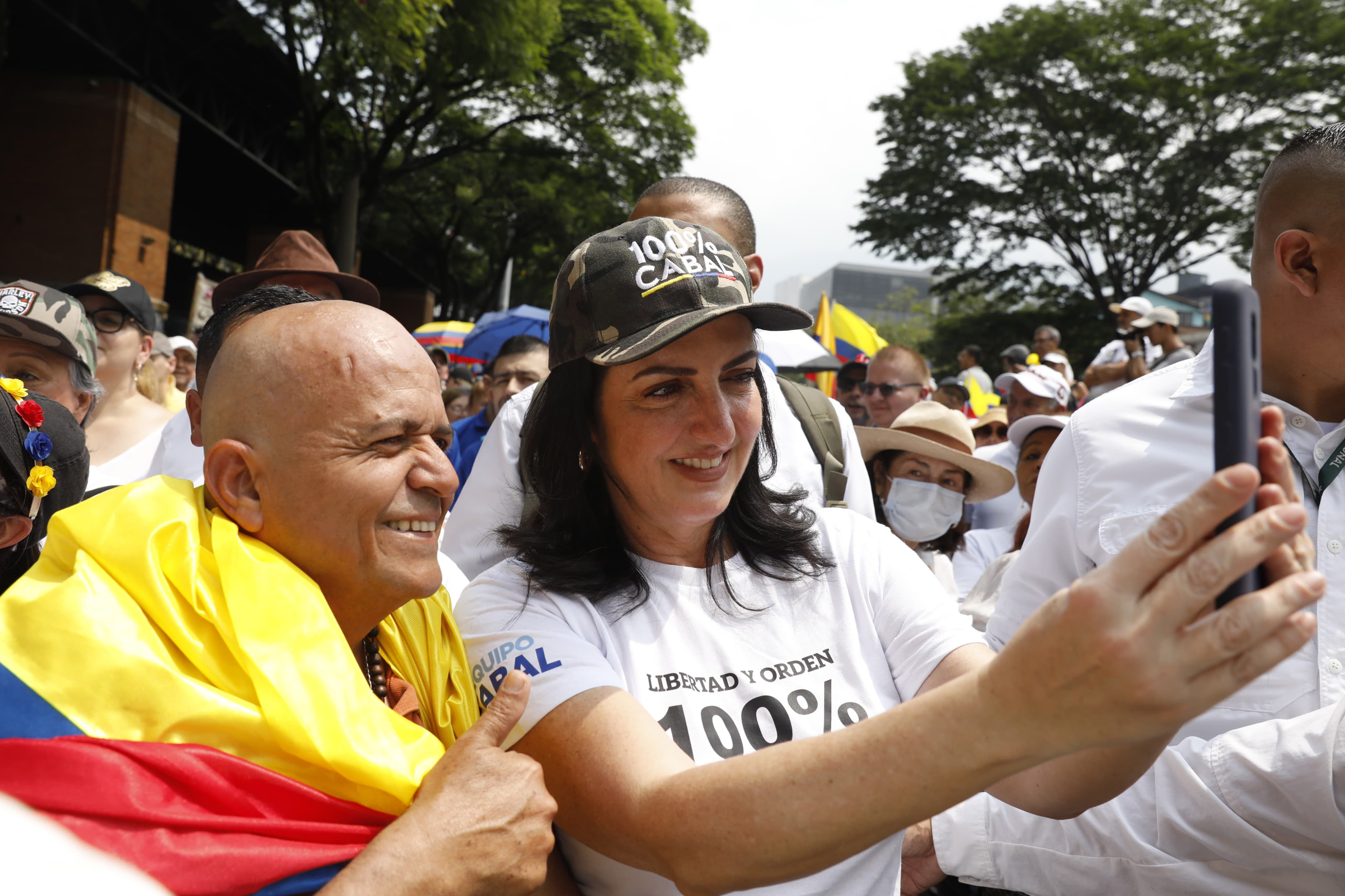 MED400 MEDELLÍN (COLOMBIA), 06/03/2024.- La senadora colombiana María Fernanda Cabal participa en una marcha en contra del gobierno del actual presidente de Colombia Gustavo Petro este miércoles, por las calles de Medellín (Colombia). Miles de personas marcharon este miércoles por las calles de las principales ciudades del país para rechazar las reformas del gobierno de Gustavo Petro. EFE/Luis Eduardo Noriega