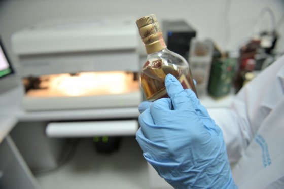 Recomendaciones para que no lo engañen con licor adulterado