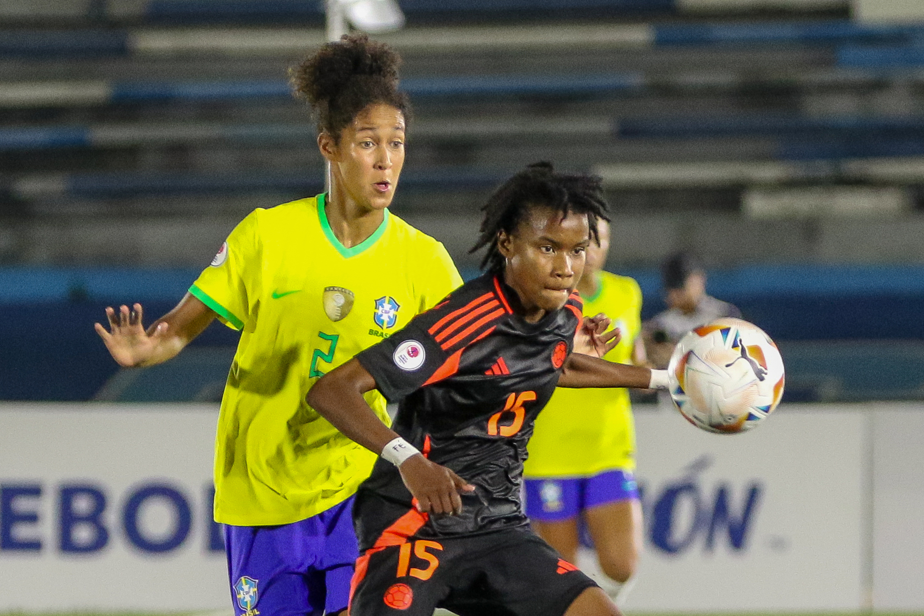 AME1582. GUAYAQUIL (ECUADOR), 29/04/2024.- Giovanna Fernandes (i) de Brasil disputa el balón con Karla Torres de Colombia este lunes, en un partido del Sudamericano Femenino Sub-20, en el estadio Modelo Alberto Spencer en la ciudad de Guayaquil (Ecuador). EFE/ Jonathan Miranda