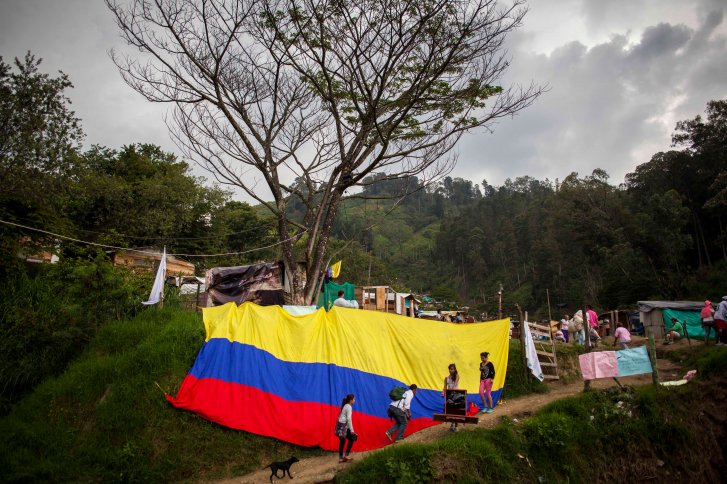 Desalojados se encadenan frente a la alcaldía de Medellín