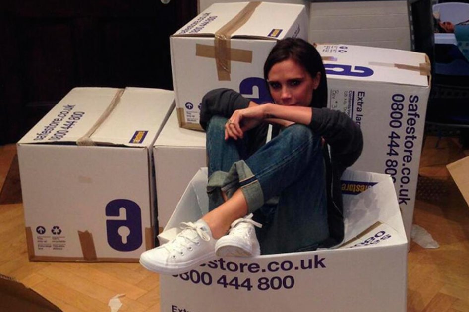 Victoria Beckham dona sus zapatos por una buena causa