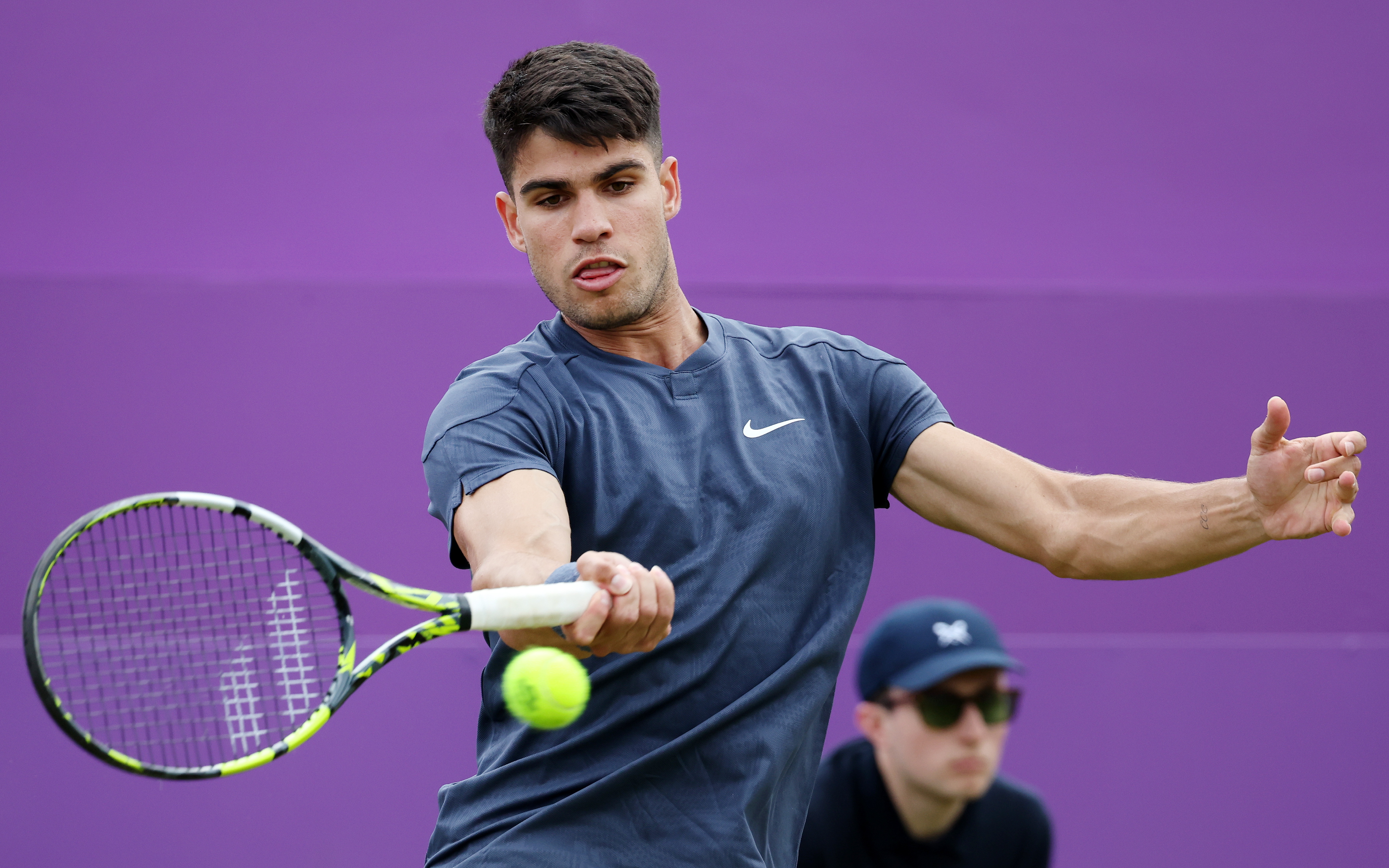 Carlos Alcaraz arrancó con triunfo en Queen’s y apunta a Wimbledon