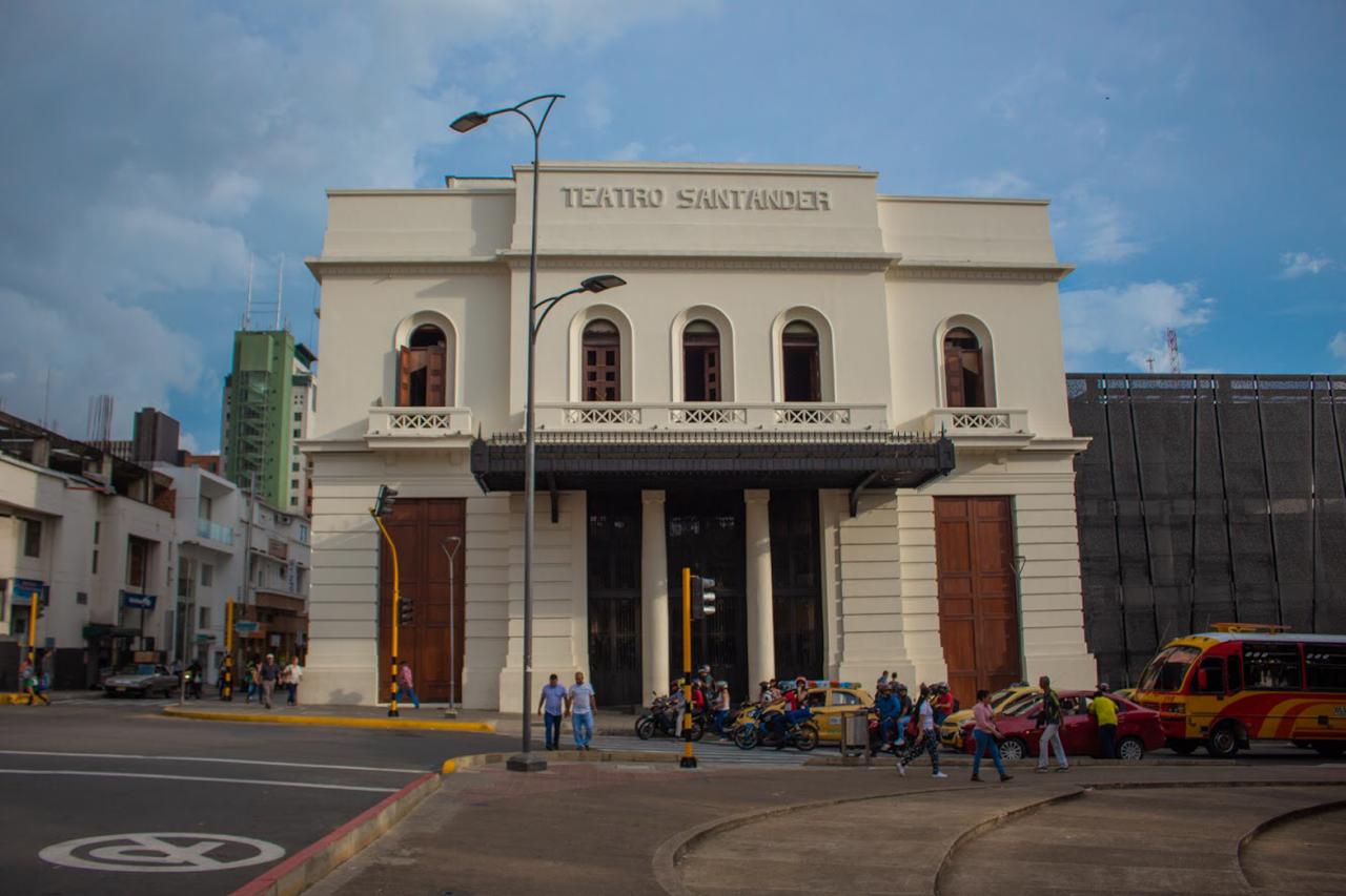 Fachada Teatro Santander.JUAN CAMILO RODRÍGUEZAntonio José Díaz Ardila, arquitecto restaurador, y director ejecutivo de la Fundación Teatro Santander, indica que la obradebe ser considerada como una arquitectura moderna porque “la realidad es que se construyó un teatro nuevo. Nosotros sólo respetamos el nombre, el uso y la fachada”. Según el arquitecto, lo que él llama “La Gran Sala” (el auditorio principal) es la más alta de Colombia y la que actualmente cuenta con las mejores características tecnológicas.