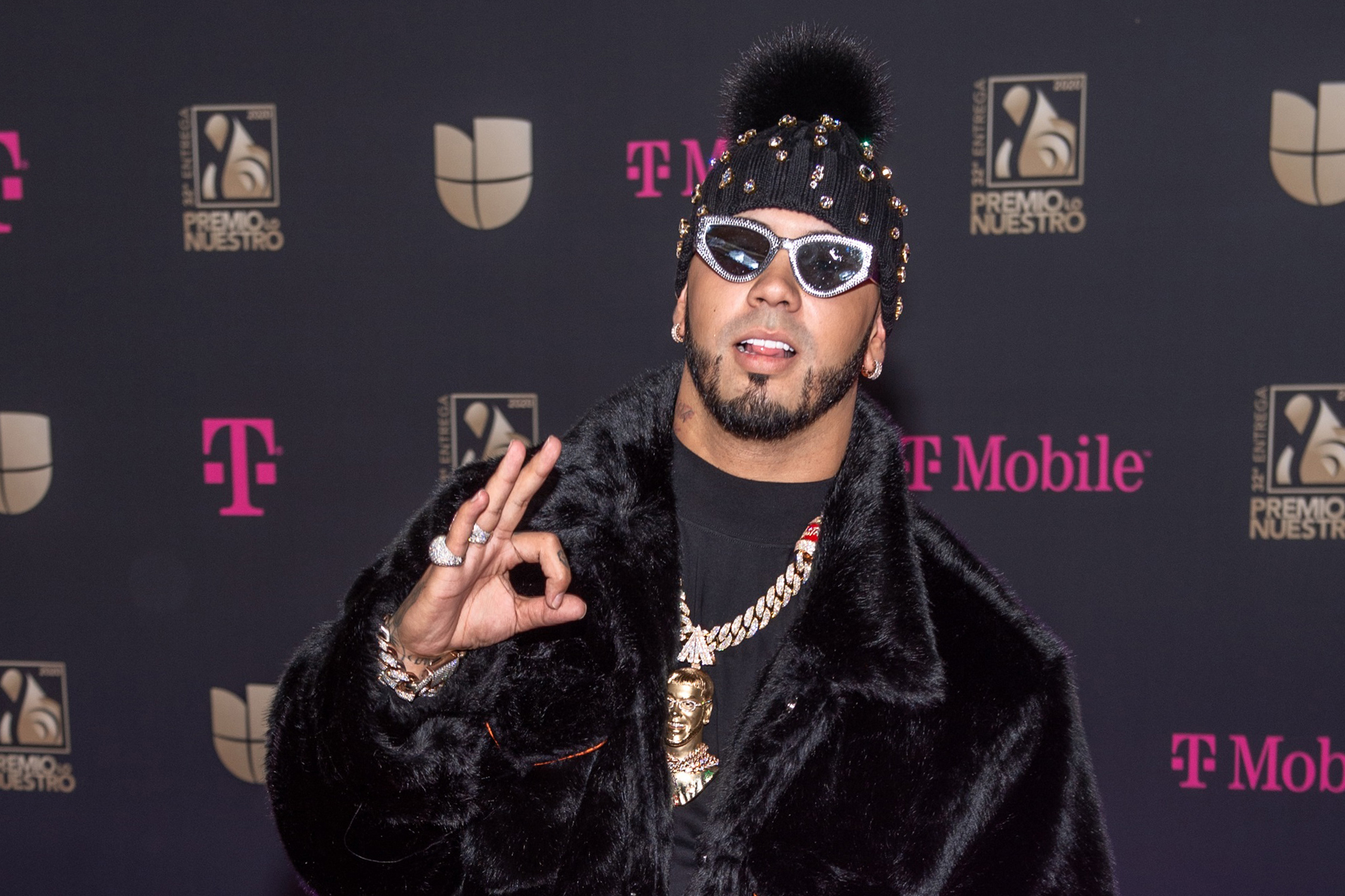Anuel desmiente hospitalización con extraño video que genera aún más dudas
