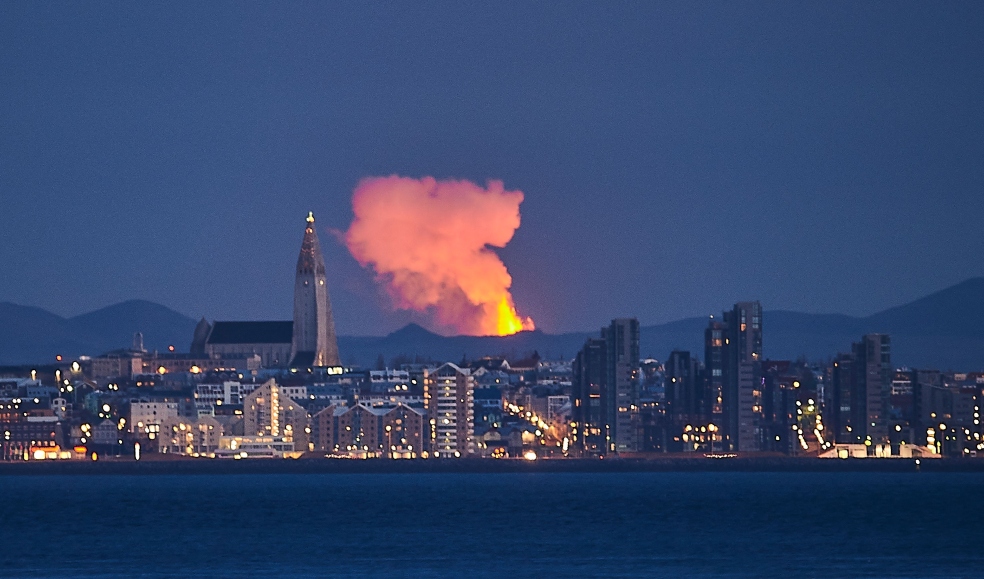 Erupción volcánica supera los 460 metros de altura en Islandia