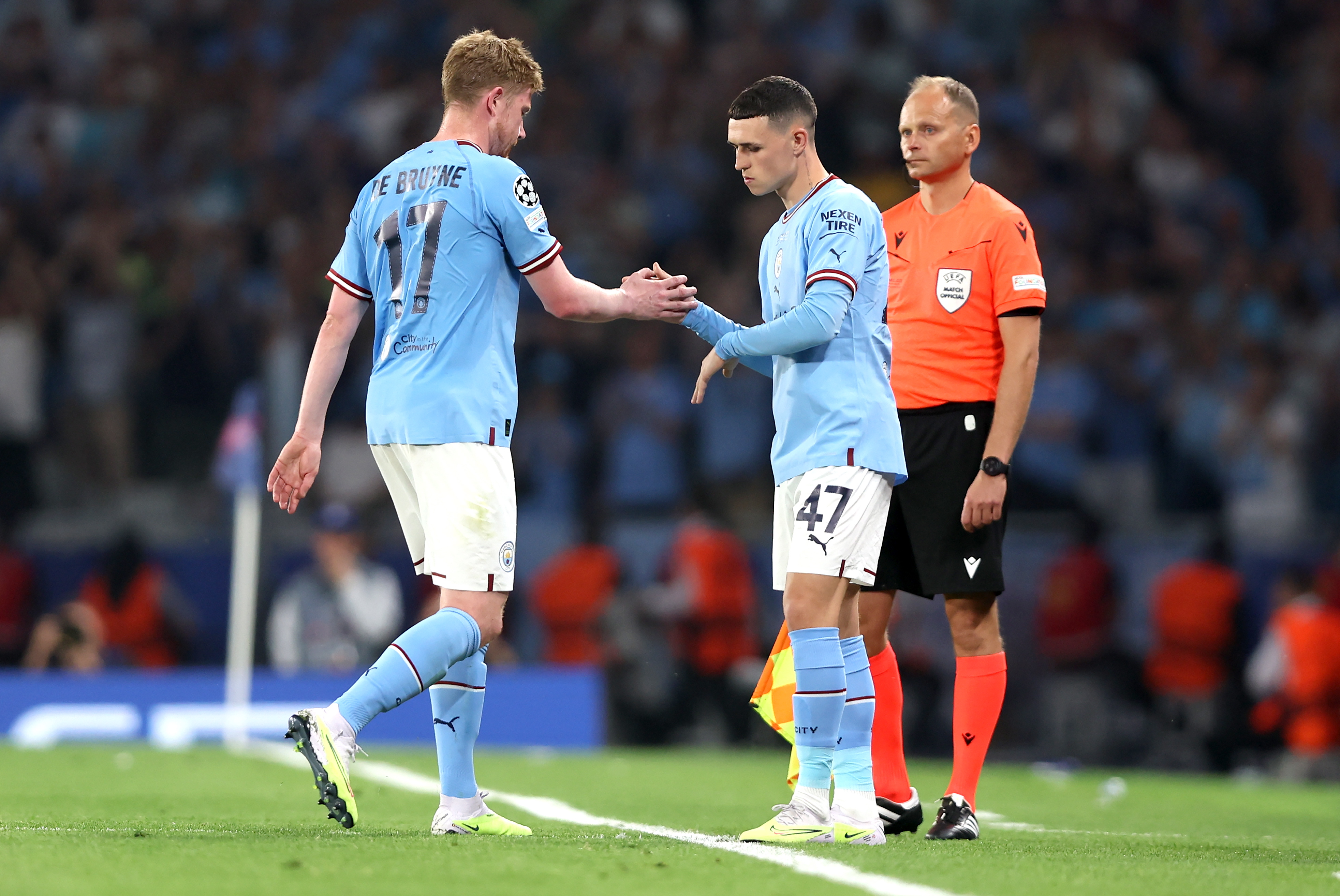 Istanbul (Turkey), 10/06/2023.- Manchester City player Kevin de Bruyne (L) comes off with an injury and is replaced by Phil Foden during the UEFA Champions League Final soccer match between Manchester City and Inter Milan, in Istanbul, Turkey, 10 June 2023. (Liga de Campeones, Turquía, Estanbul) EFE/EPA/TOLGA BOZOGLU