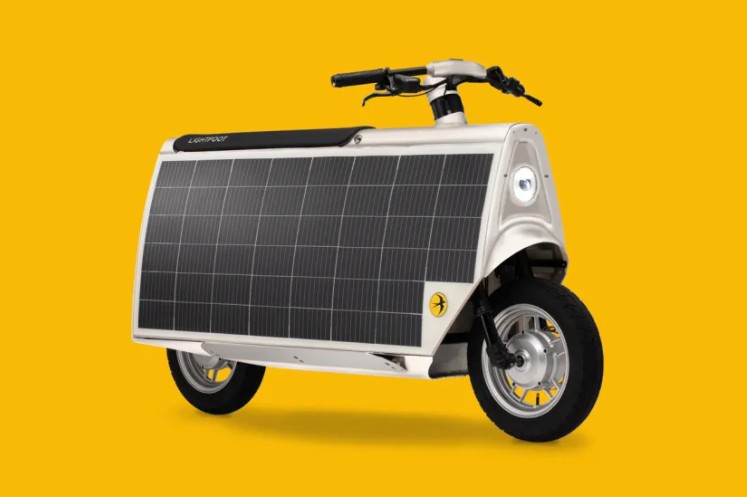 Este es el scooter eléctrico con paneles solares para aumentar su autonomía