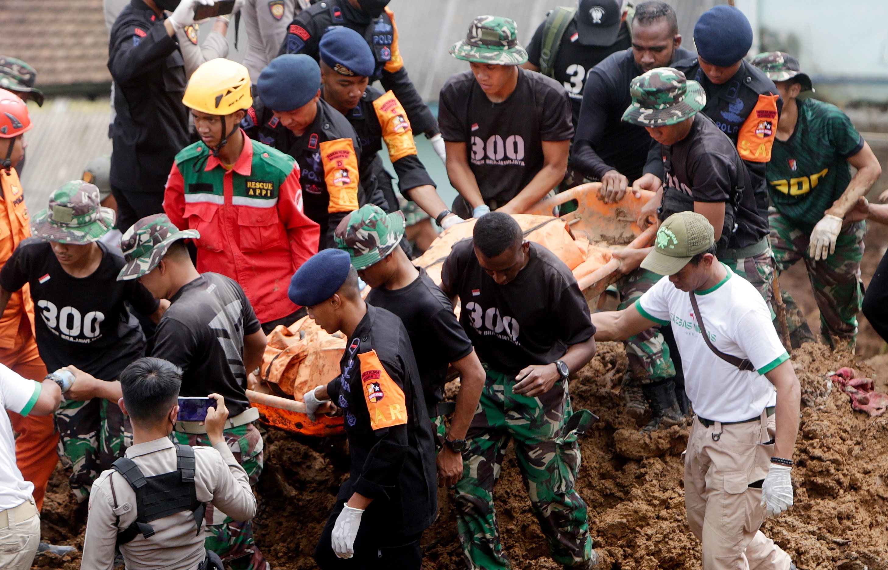 Terremoto en Indonesia: el número de muertos subió a 252 y continúan los rescates