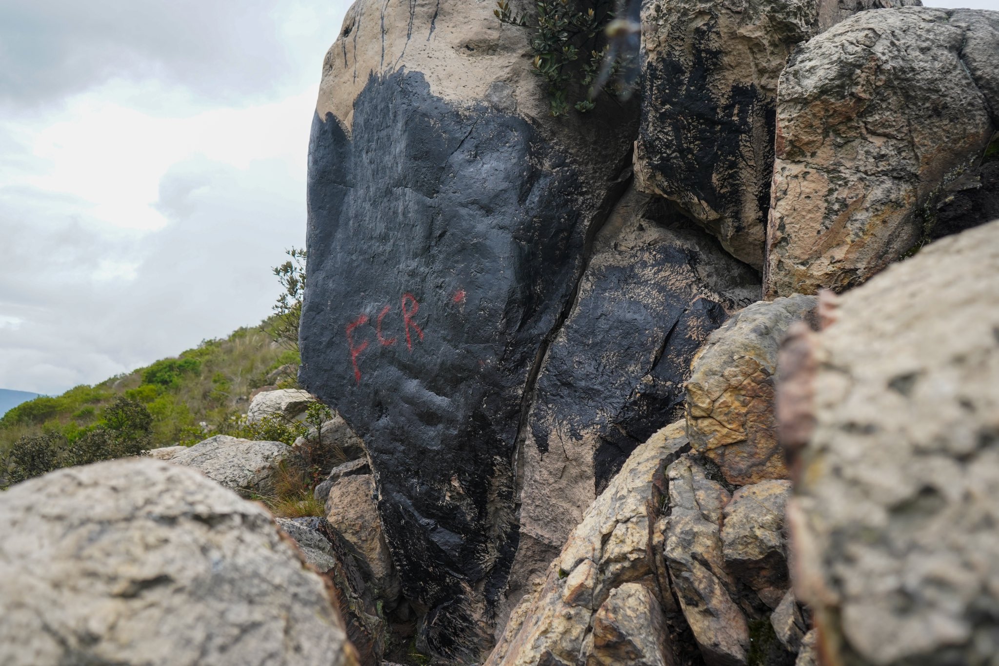 Daños al sitio de arte rupestre “Varón del Sol” en Soacha
