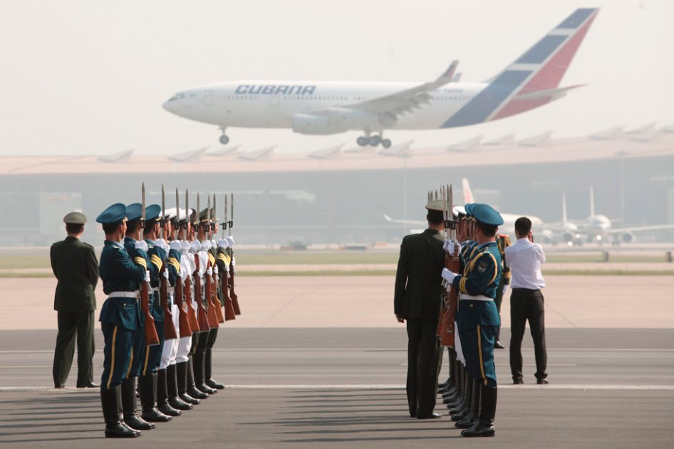 Avión de la aerolínea Cubana en la que viaja el presidente de Venezuela, Nicolás Maduro, 