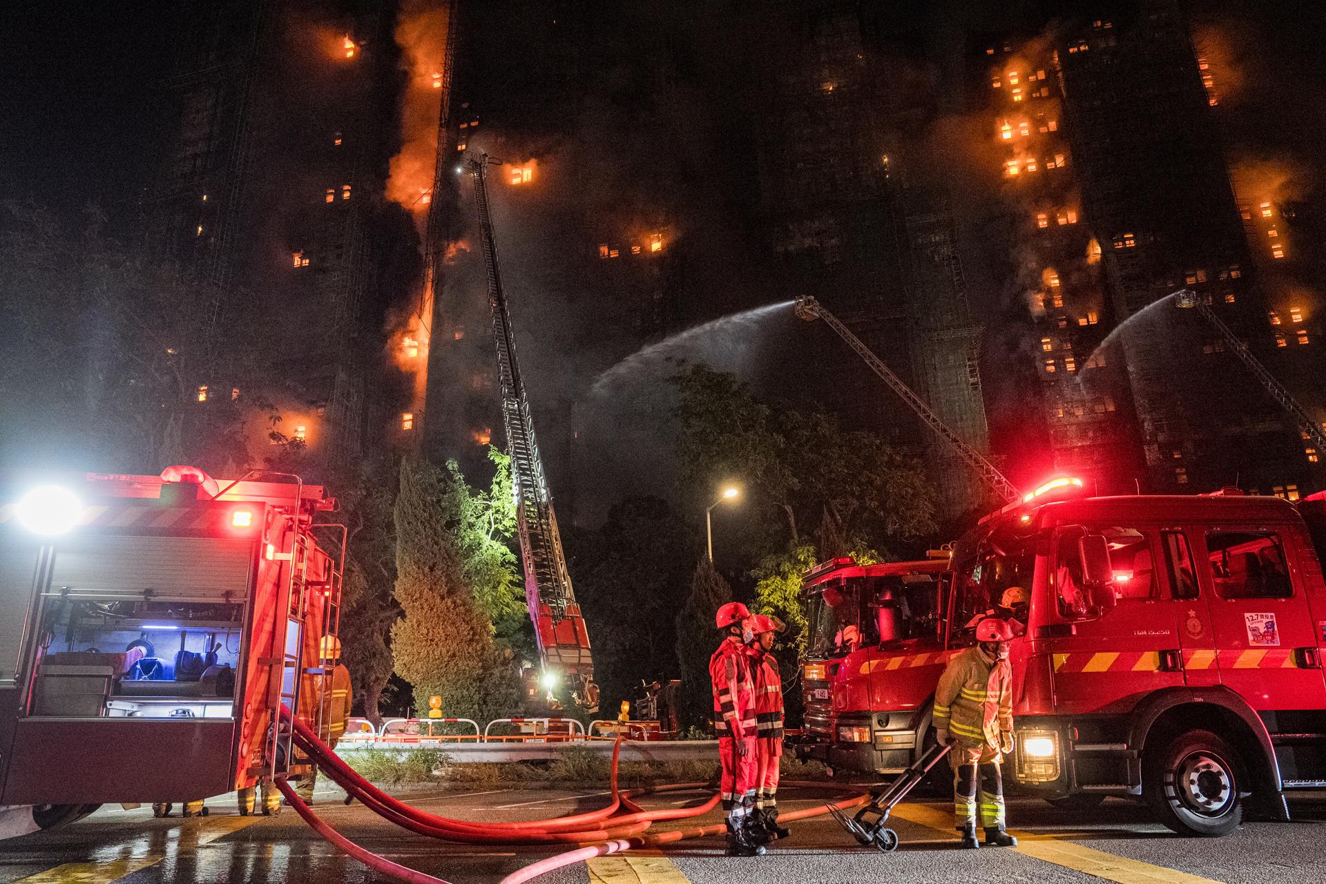 Sube el número de muertos por un incendio en Hong Kong: hay al menos 13 fallecidos