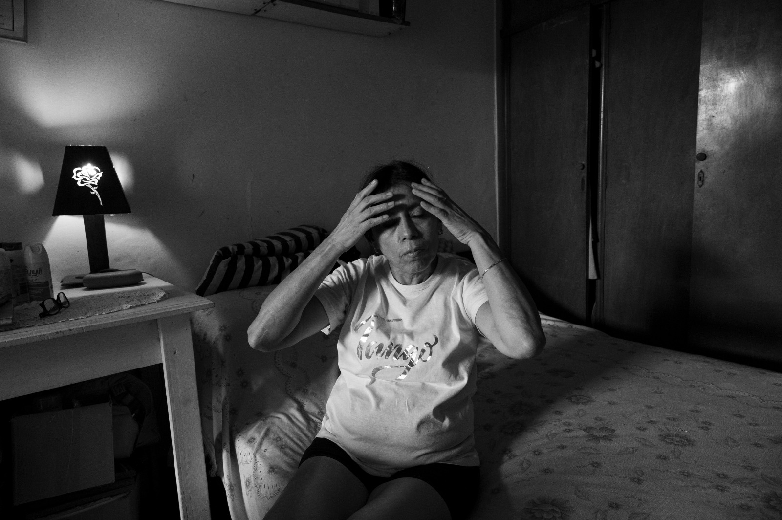 La Sra. Garay en su casa. Comentó que el tango la ha ayudado con la rigidez y la debilidad que siente cuando disminuye el efecto de su medicación.