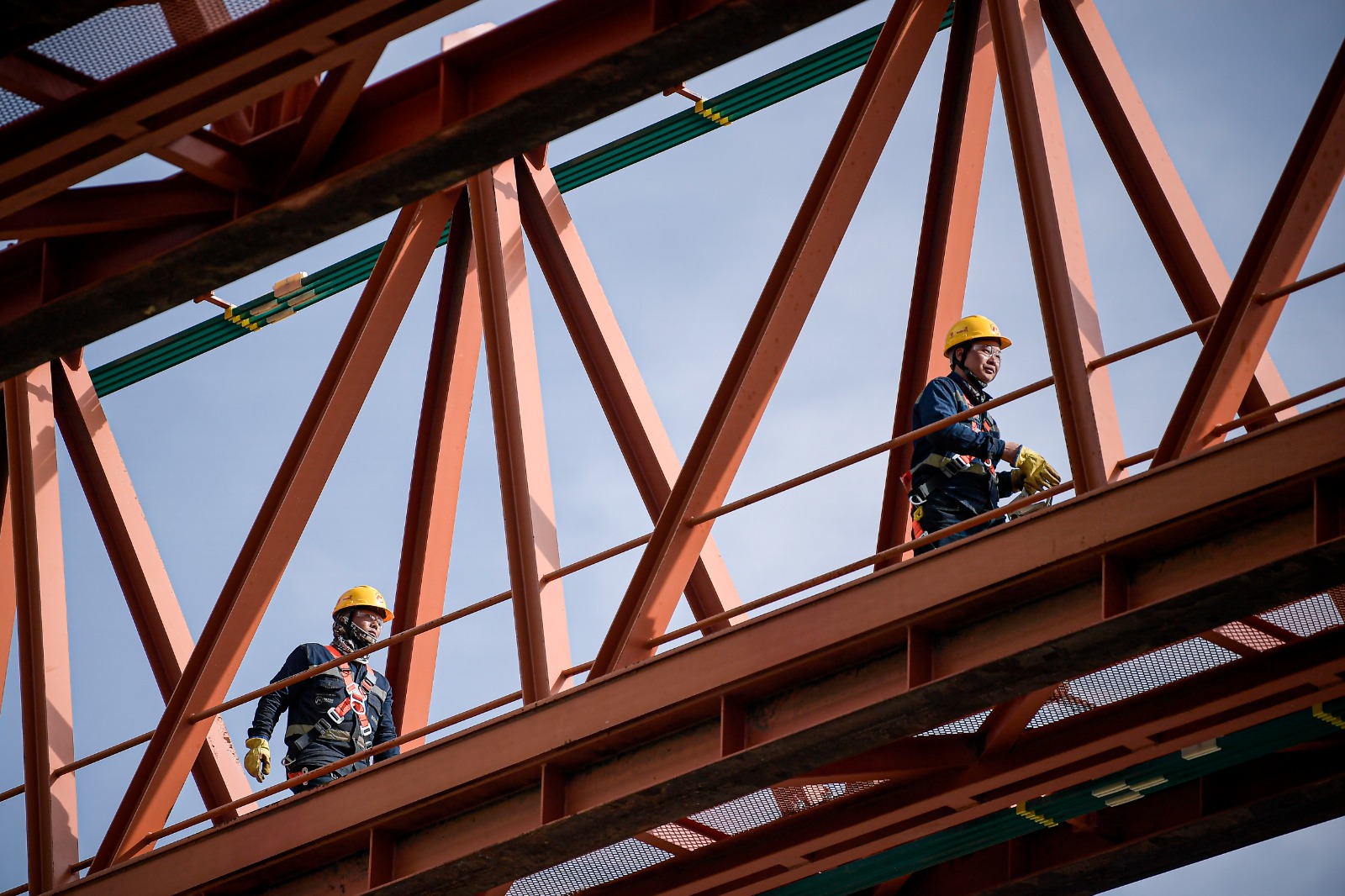 En imágenes: así empezó la construcción del viaducto del Metro con viga lanzadora