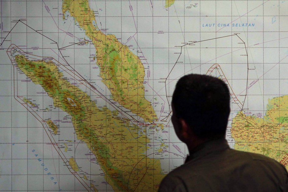 Familiares de viajeros de vuelo desaparecido, escépticos ante hallazgo de Australia