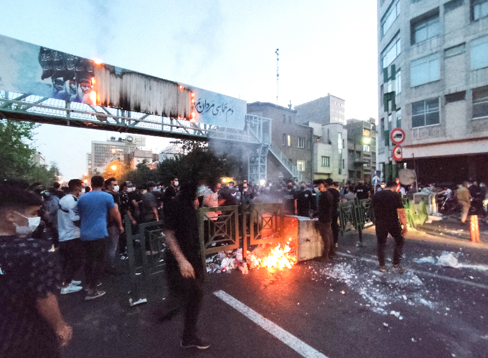 Irán: al menos 400 manifestantes condenados a prisión por protestas
