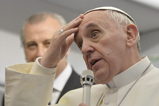 POI54 RÍO DE JANEIRO (BRASIL) 29/07/2013.- El papa Francisco da una rueda de prensa a bordo del avión que le traslada a Italia tras abandonar Río de Janeiro (Brasil), hoy, lunes 29 de julio de 2013. El pontífice participó en la XXVIII Jornada Mundial de la Juventud (JMJ) católica. EFE/Luca Zennaro, pool