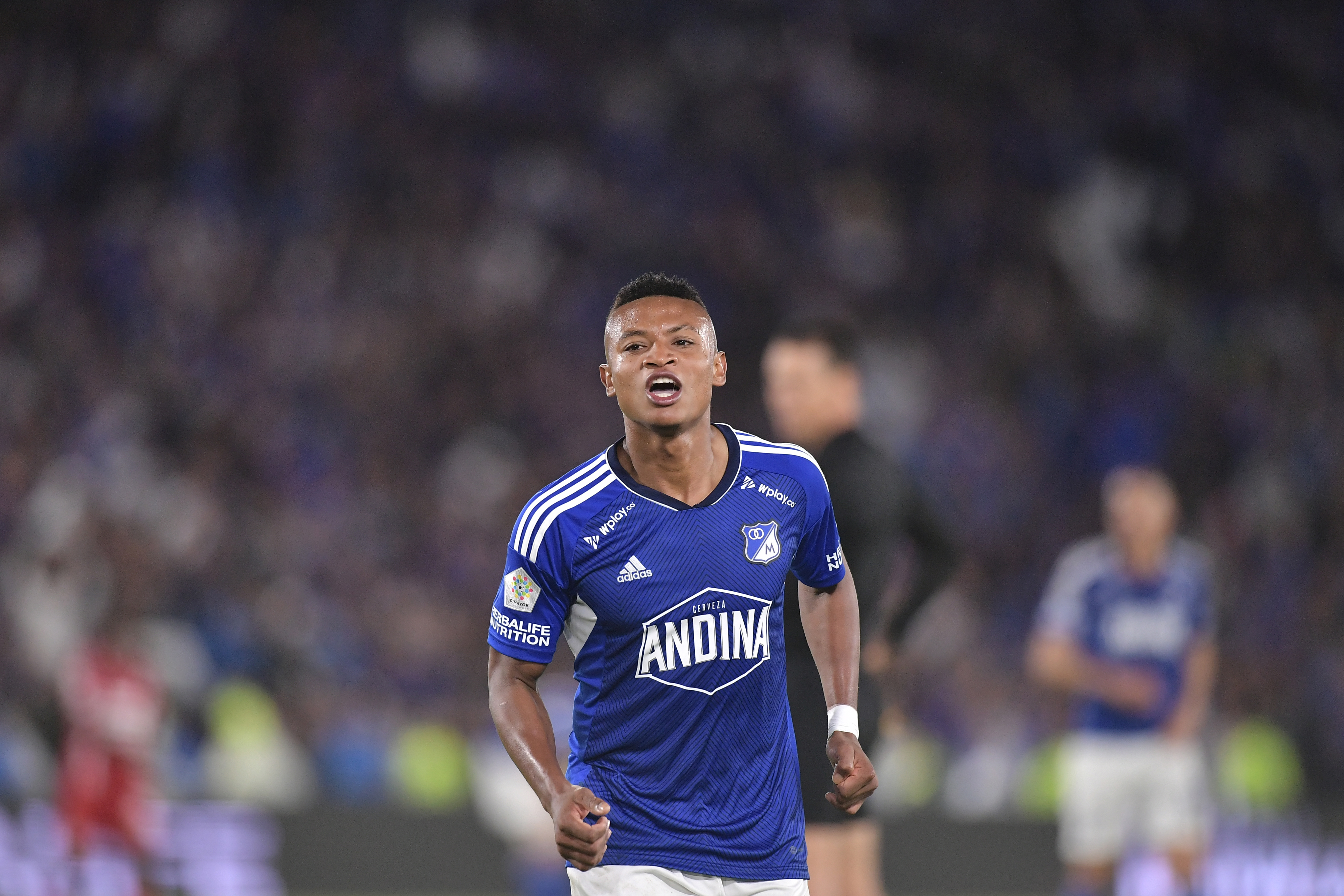 Jugador de Millonarios durante el encuentro ante el América de Cali en el estadio El Campín de Bogotá