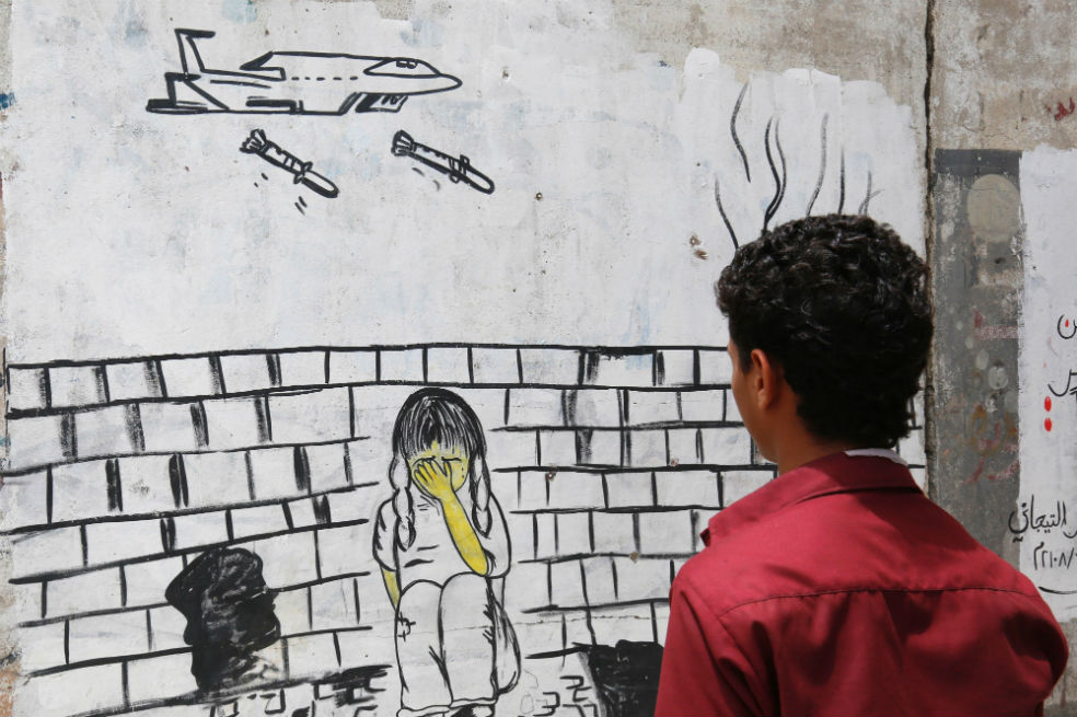 Vista de un mural que denuncia el ataque aéreo perpetrado por la coalición lidera por Arabia Saudí, que causó 50 muertos y 77 heridos.  / EFE
