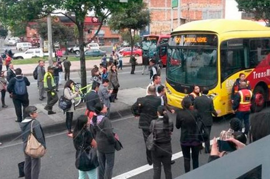 Usuarios de TransMilenio protestan por demora de articulados