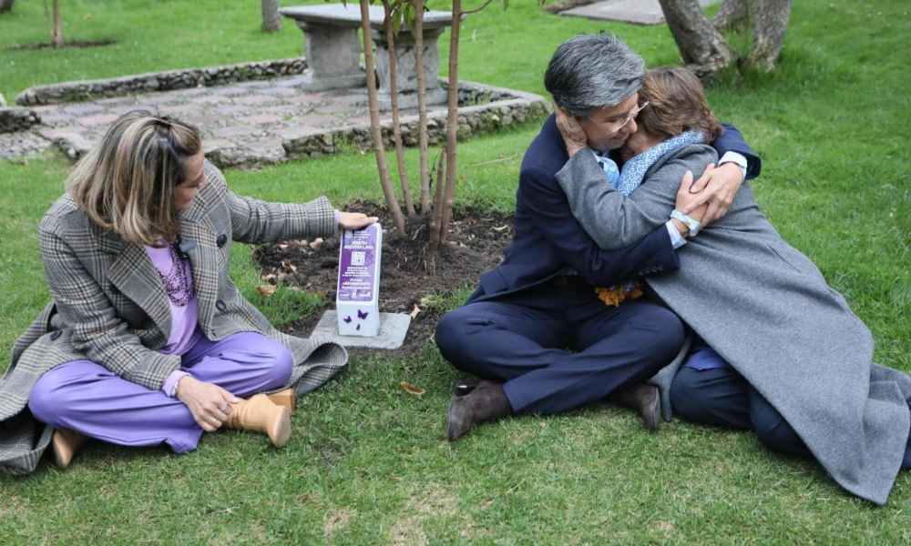 Exalcaldesa de Bogotá entregó jardín de la memoria a víctimas de violencia de género