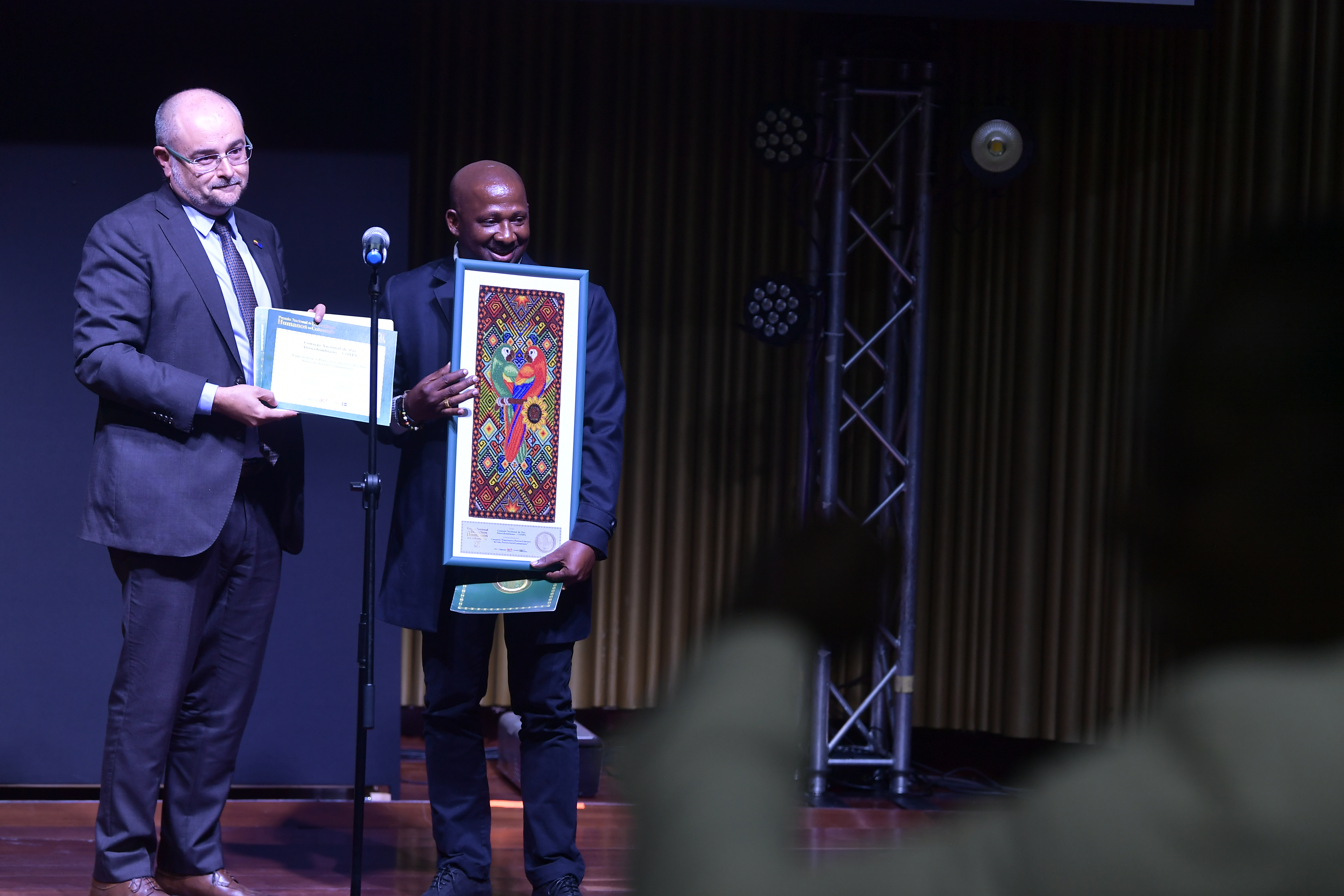 Representante Consejo Nacional de Paz Afrocolombiano (CONPA) (der), recibe de Gilles Bertrand (izq), embajador de la Unión Europea en Colombia el premio Experiencia o proceso colectivo del año " Nivel Proceso Social Comunitario", del Premio Nacional de Derechos Humanos XII 2023 en Colombia.
