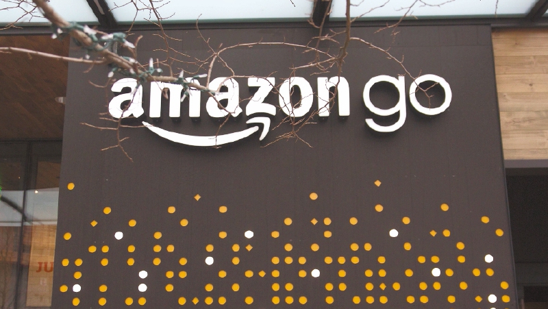 Los clientes se ven obligados a realizar labores que tradicionalmente correspondían a dichos empleados. Lo hace posible, entre otras cosas, el sistema de «elegir y llevar» de Amazon Go, que permite a los consumidores entrar en la tienda física y, por sí mismos, elegir los productos de manera rápida y sencilla. Mike Kane/Bloomberg
