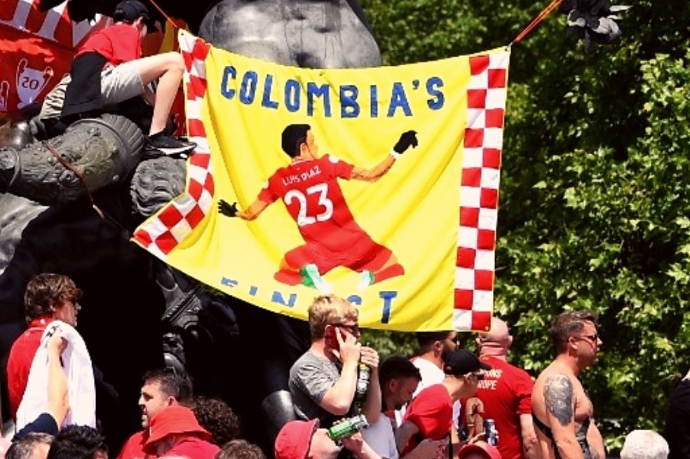 Impresionante ambiente de los hinchas de Liverpool y Real Madrid antes de la final