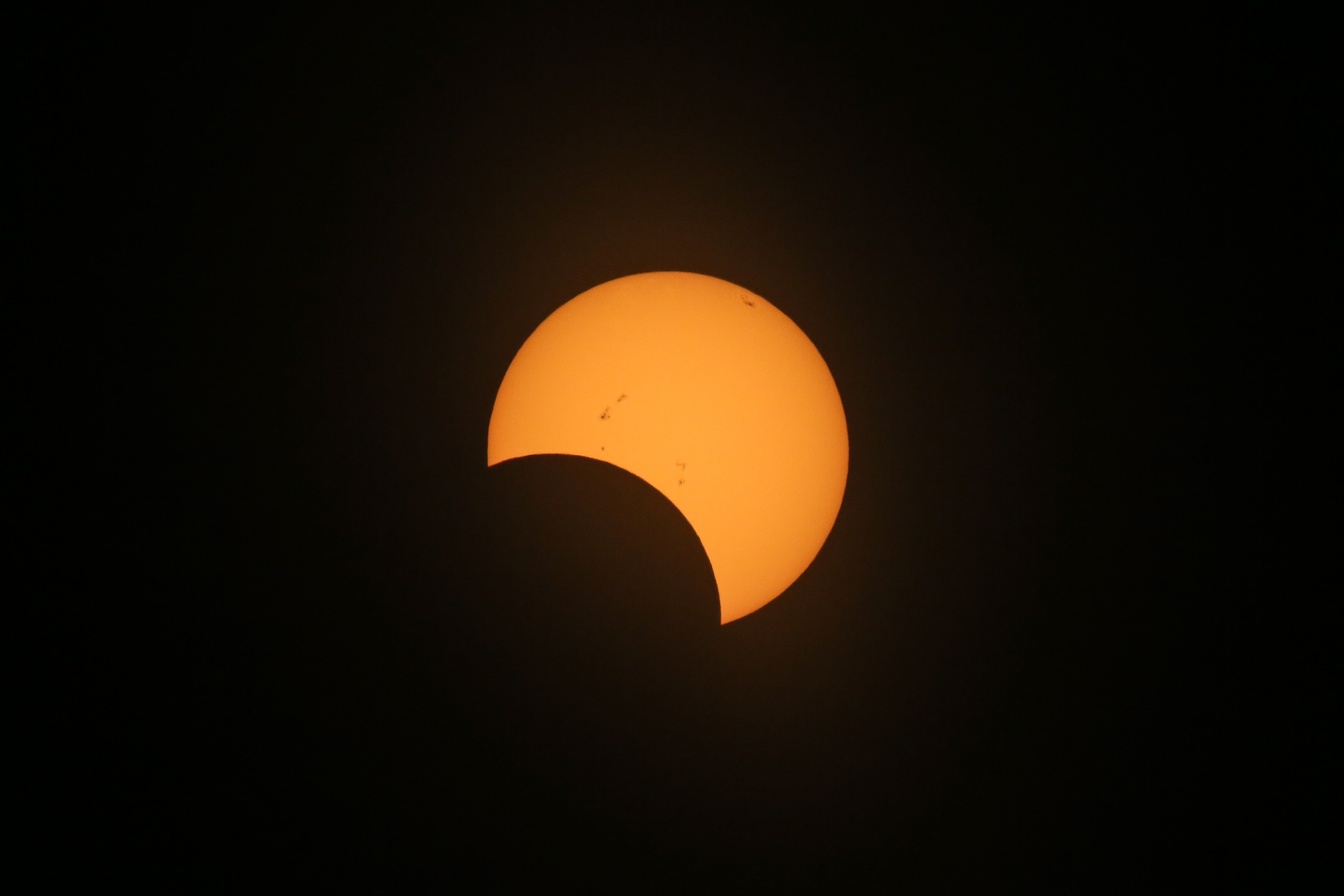 AME4285. RÍO NEGRO (RÍO NEGRO), 02/10/2024.- Fotografía del eclipse solar anular este miércoles, desde la Costanera de Viedma, en Río Negro al norte de la Patagonia Argentina. EFE/ Juan Macri