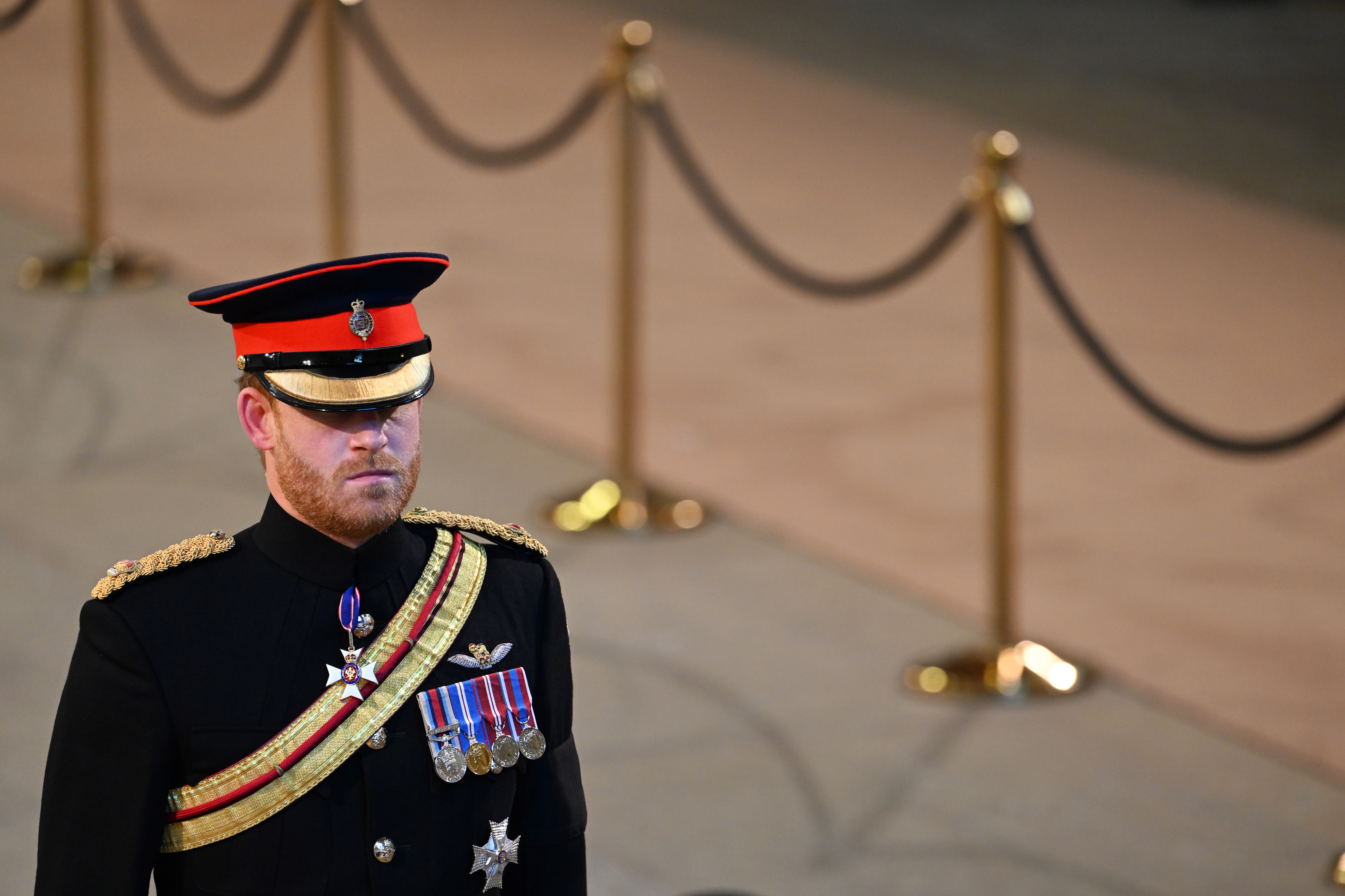 Por qué el príncipe Harry no pudo usar uniforme militar en el funeral su?