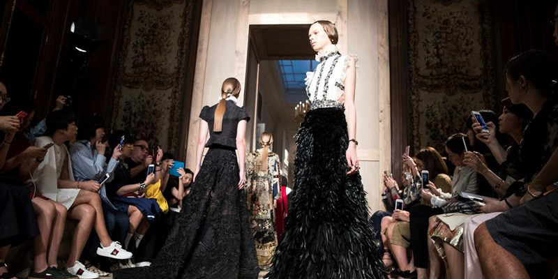 Valentino despidió La Semana de la Moda de París inspirado por Shakespeare