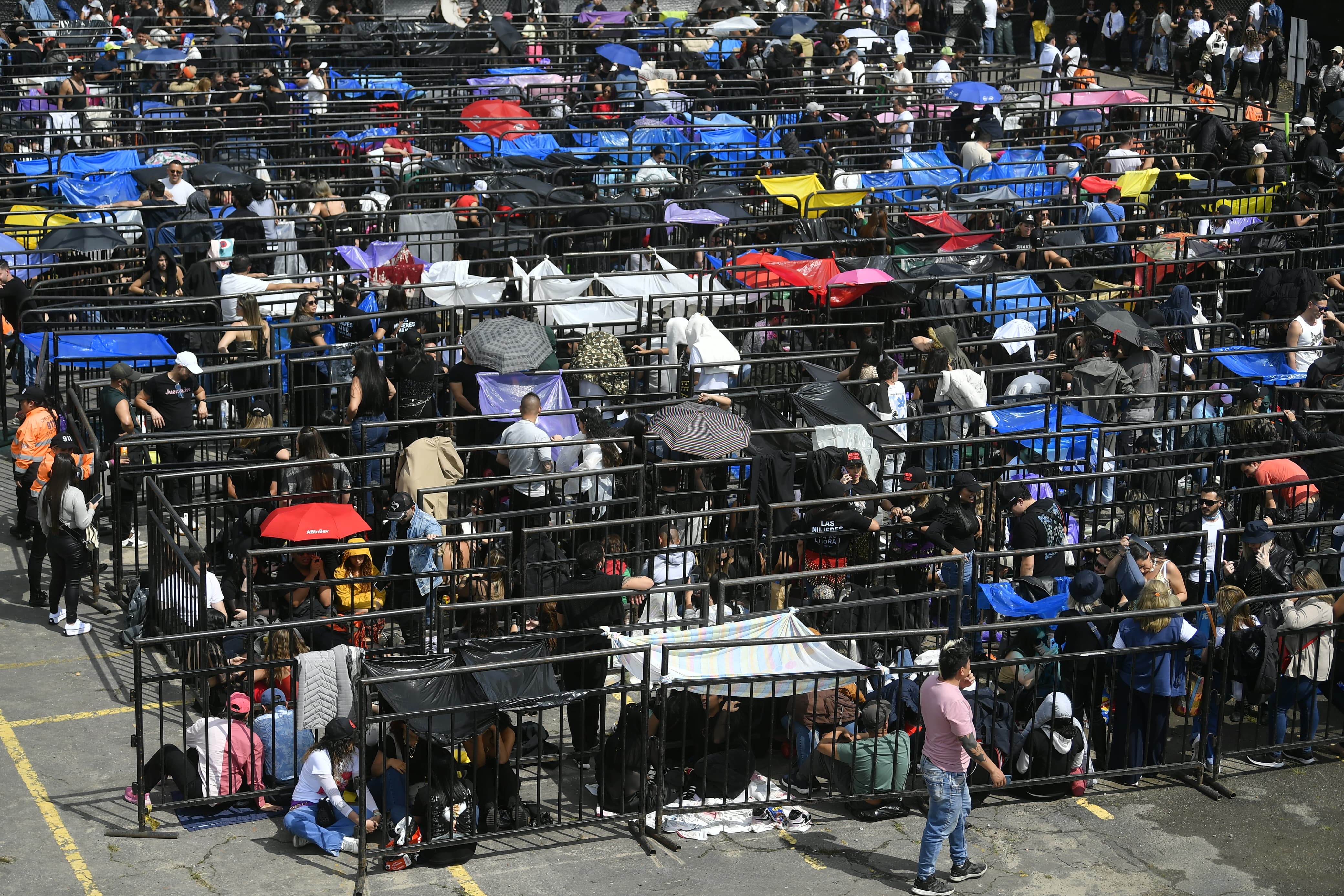 Largas filas para el ingreso al concierto de la barranquillera.