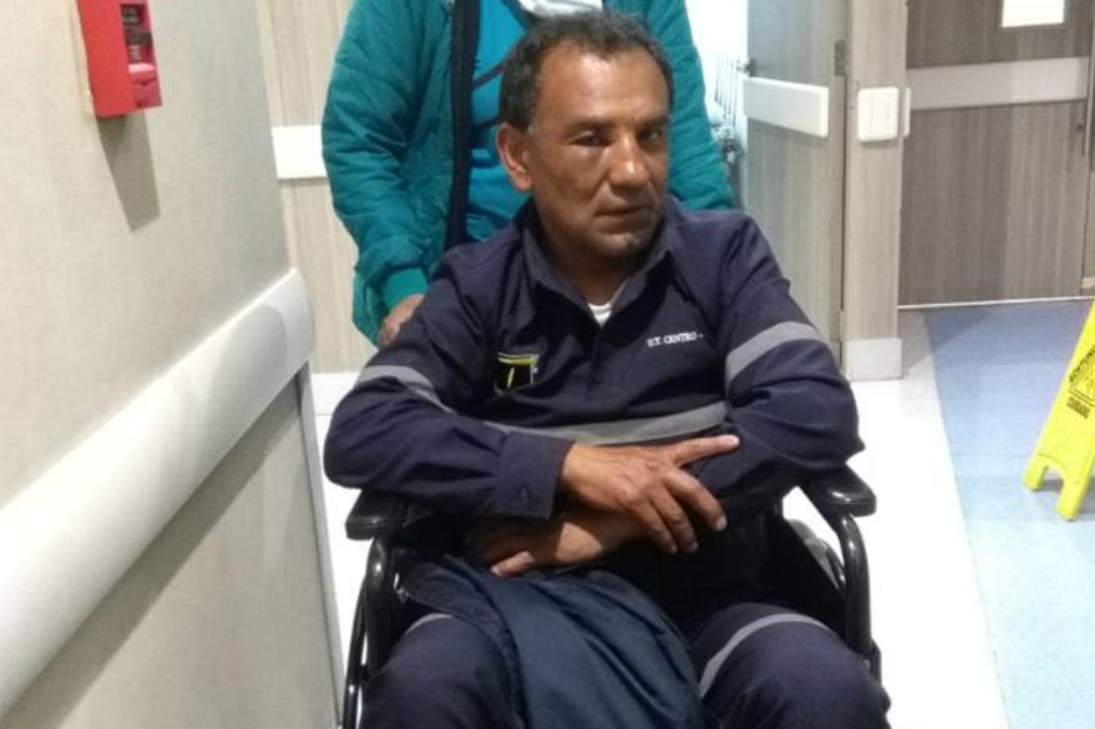 Golpean a funcionario de Transmilenio por pedirle a vendedor no orinar en la estación