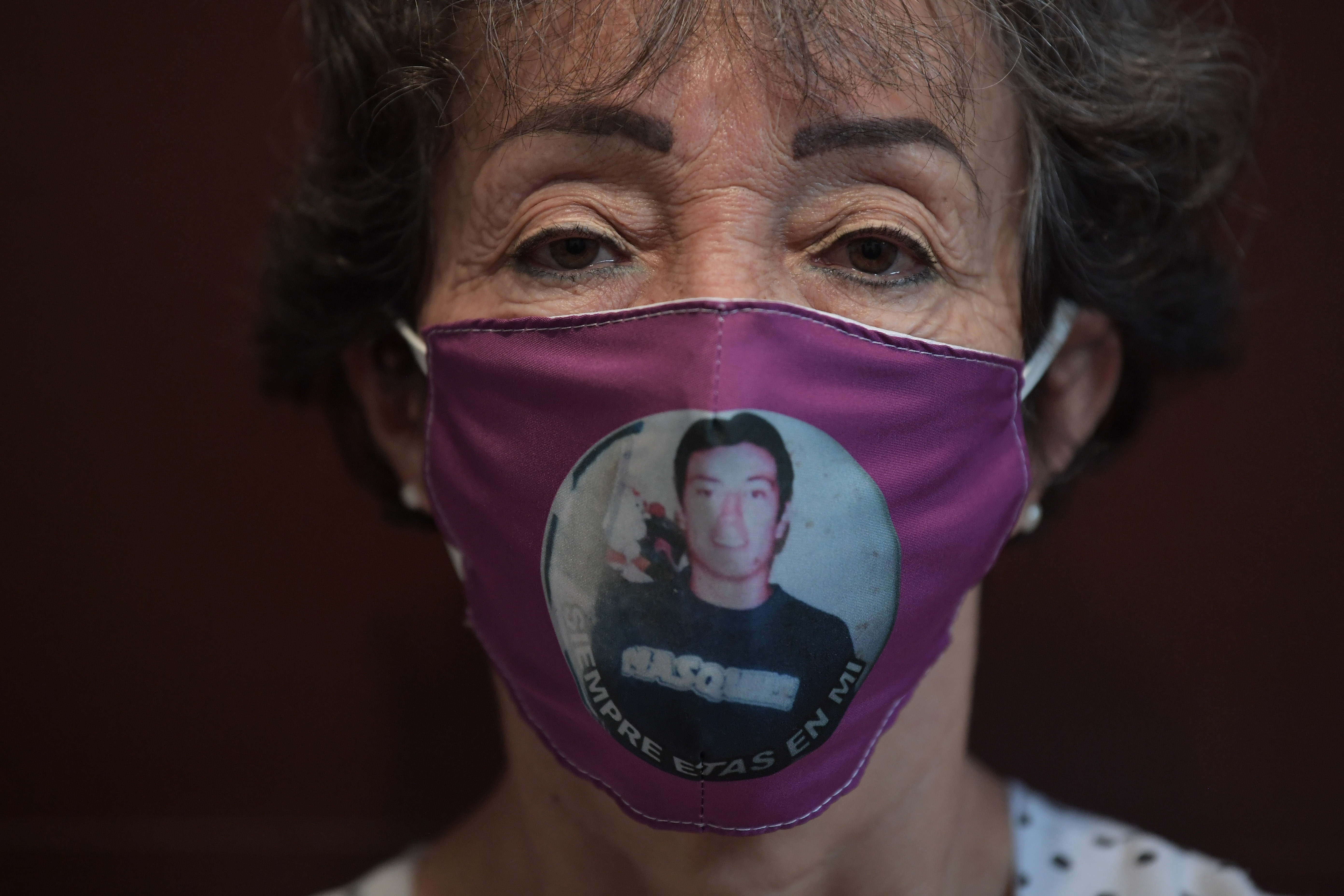 Una foto de Gloria con el tapabocas, en el que está la foto de su hijo, Jhon Jairo.