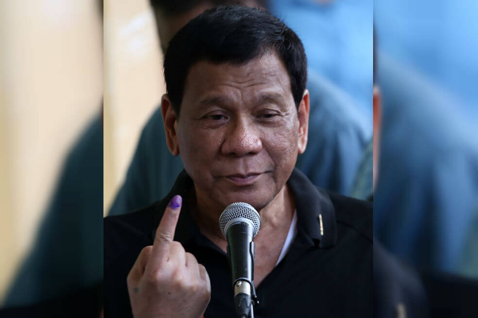 El presidente Rodrigo Duterte -cuya popularidad repuntó al 70% en abril- ha defendido durante la campaña que un Senado dominado por sus socios es la garantía para impulsar su agenda legislativa. / AFP
