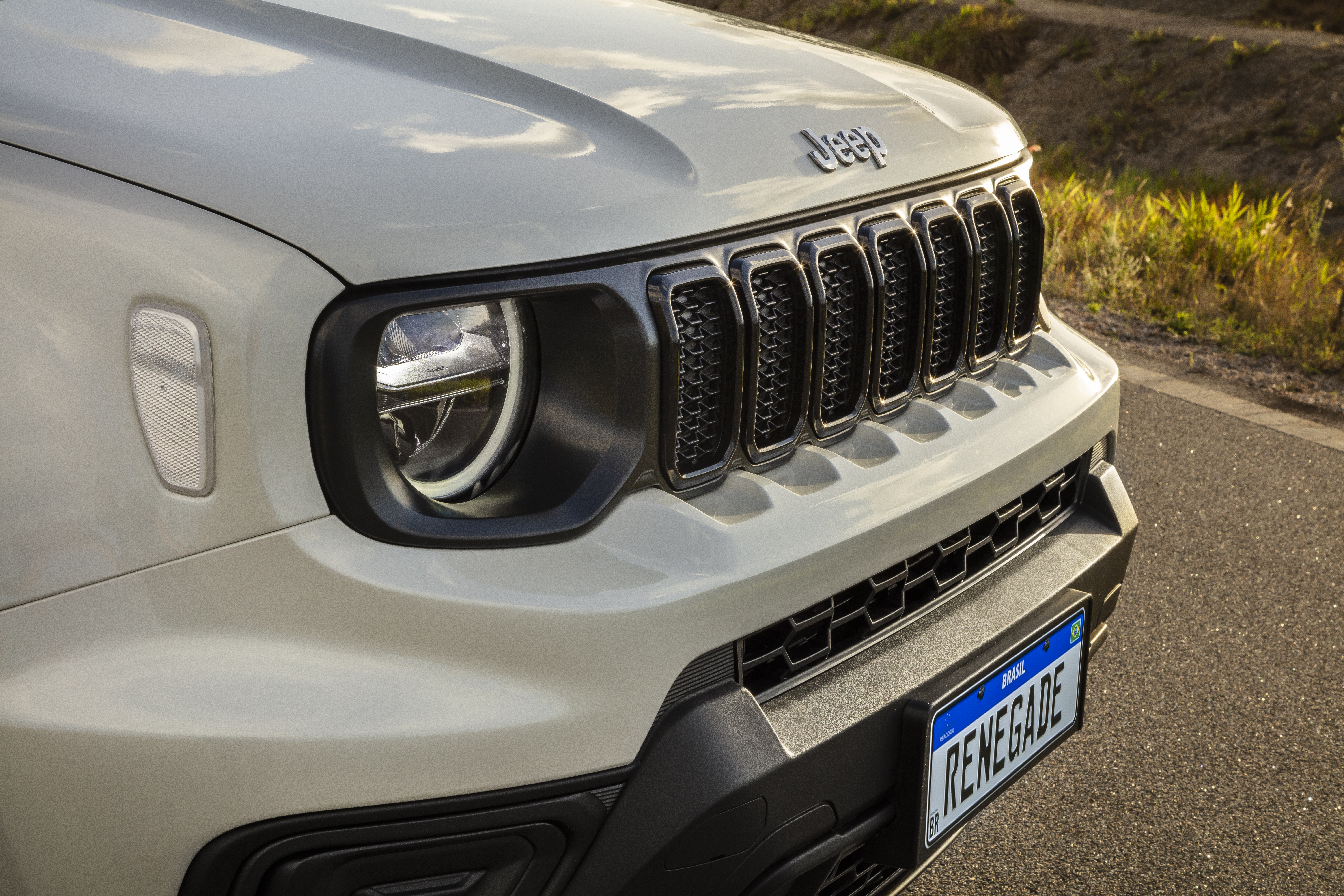 En todas sus versiones, la nueva Jeep Renegade ofrece cámara de reversa, frenado autónomo de emergencia, advertencia de colisión frontal.